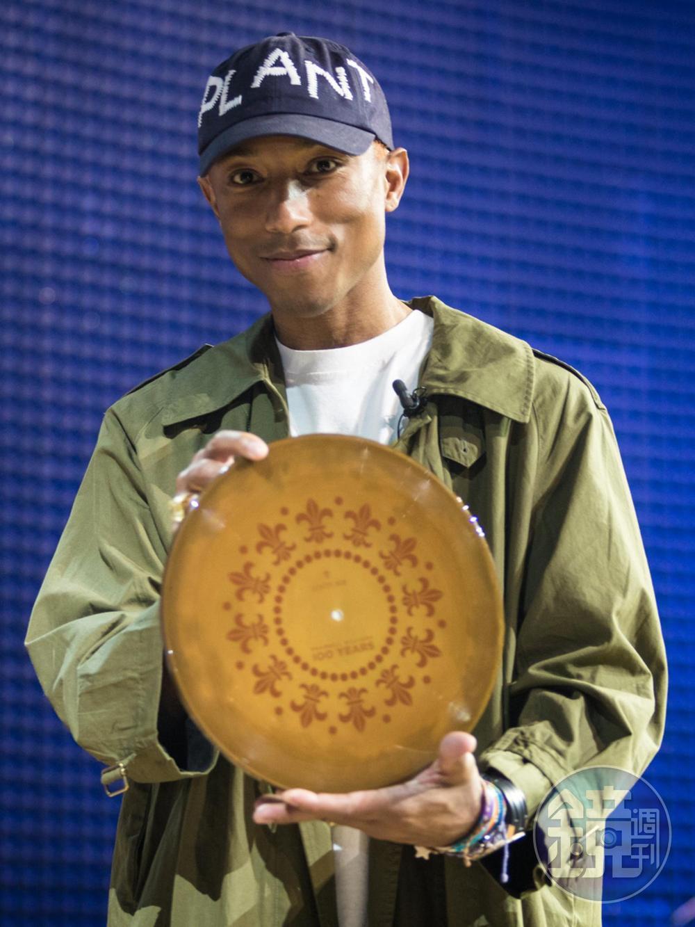 Pharrell Williams為路易十三譜寫《100 YEARS》歌曲,錄製進以法國干邑區白堊土製成的唱片,但這首歌必須要等100年之後才可以拿出來欣賞。