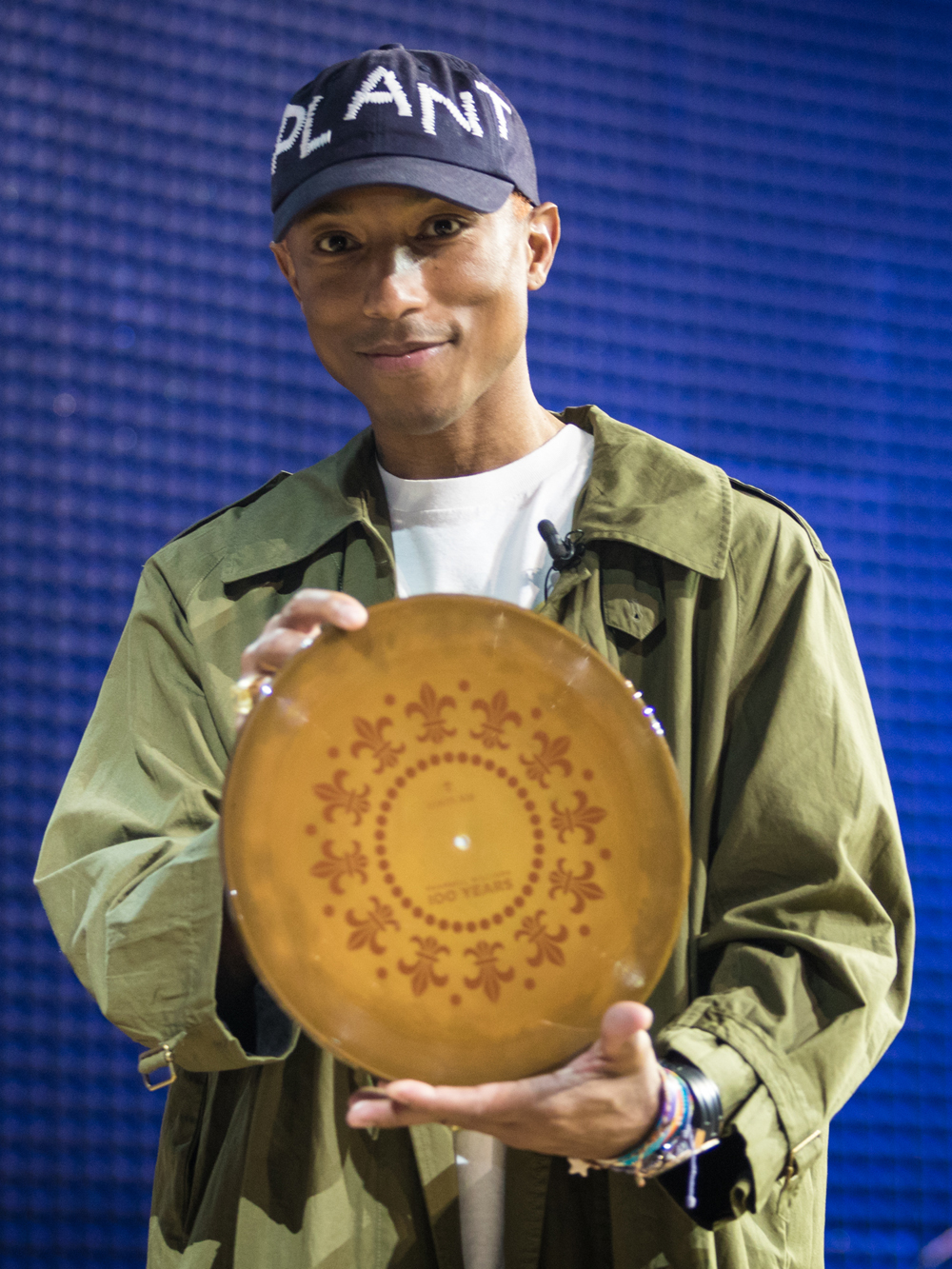 Pharrell Williams為路易十三譜寫《100 YEARS》歌曲,錄製進以法國干邑區白堊土製成的唱片,但這首歌必須要等100年之後才可以拿出來欣賞。