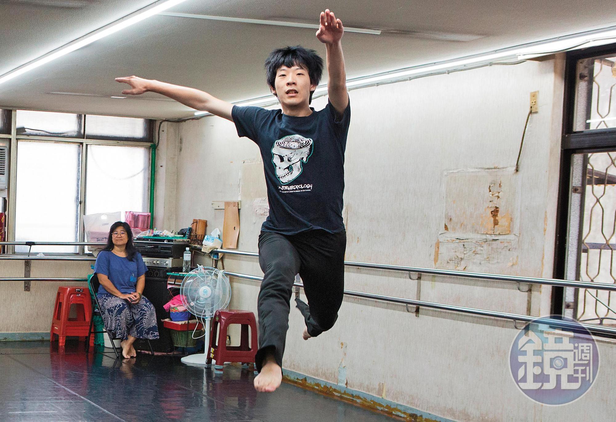 自閉症孩子容易肌肉低張,所以澐媽(後)讓李明澐(前)從小學3年級就開始練舞,至今不輟。