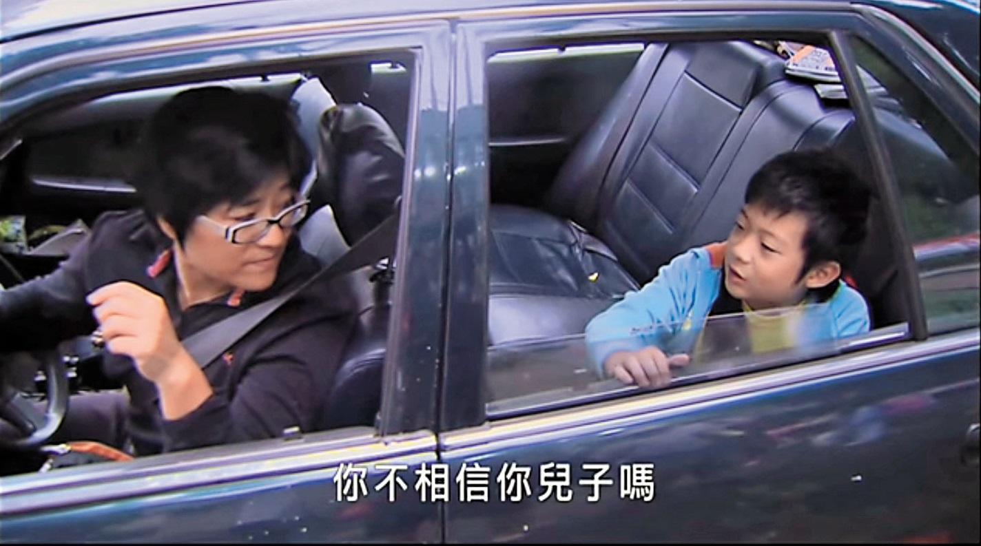 紀錄片《一閃一閃亮晶晶》記錄了4個自閉兒家庭,李明澐(右)是其中一位。當時他10歲,一次在車上和澐媽(左)為了能不能帶電動玩具下車而和媽媽爭執,最後還怒甩車門。(截自電影《一閃一閃亮晶晶》)