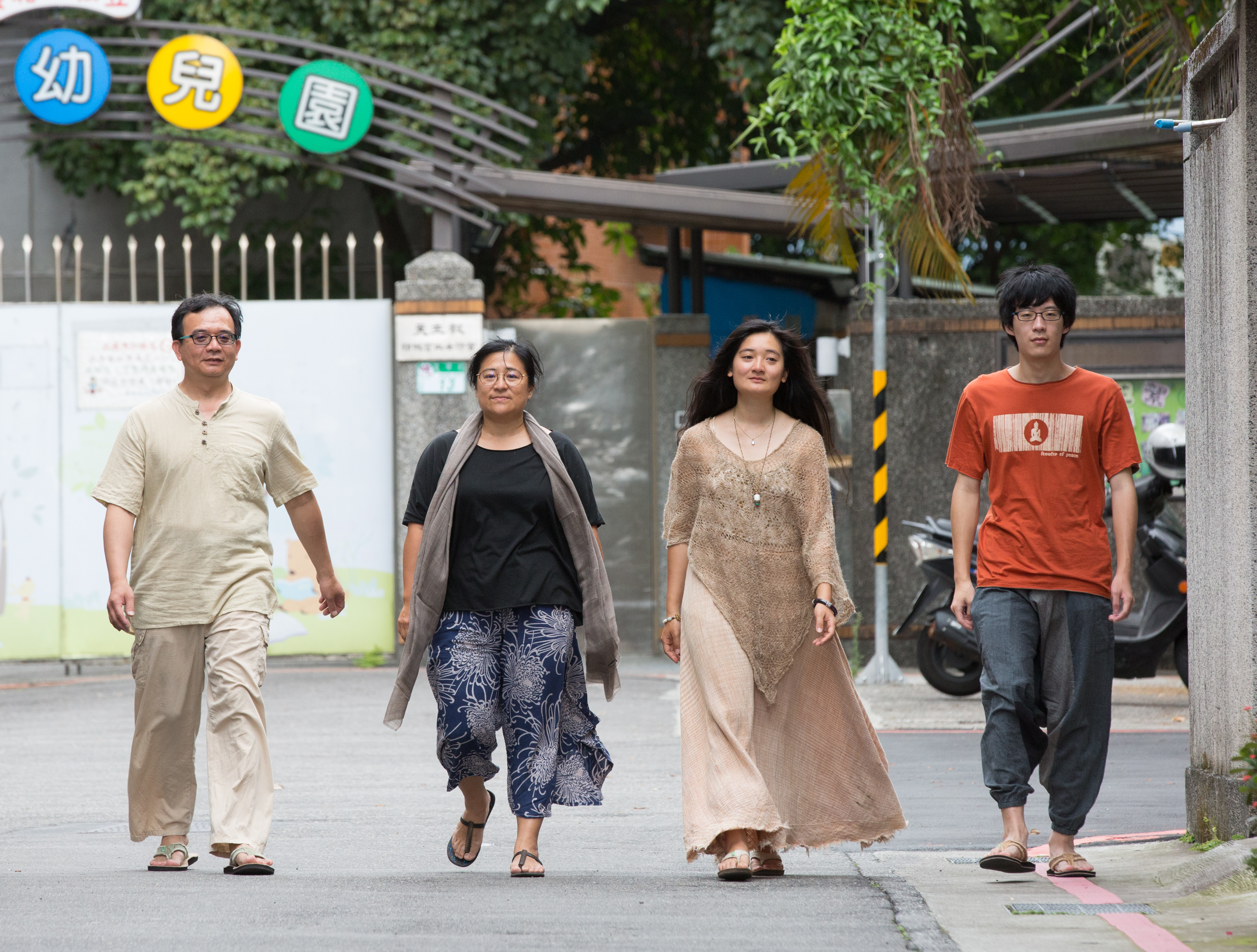 李明澐（右一）一家走過了各種因為他而發生的衝突和風雨，近兩年因為經濟上的緩解，也逐漸能夠互相理解、包容了。