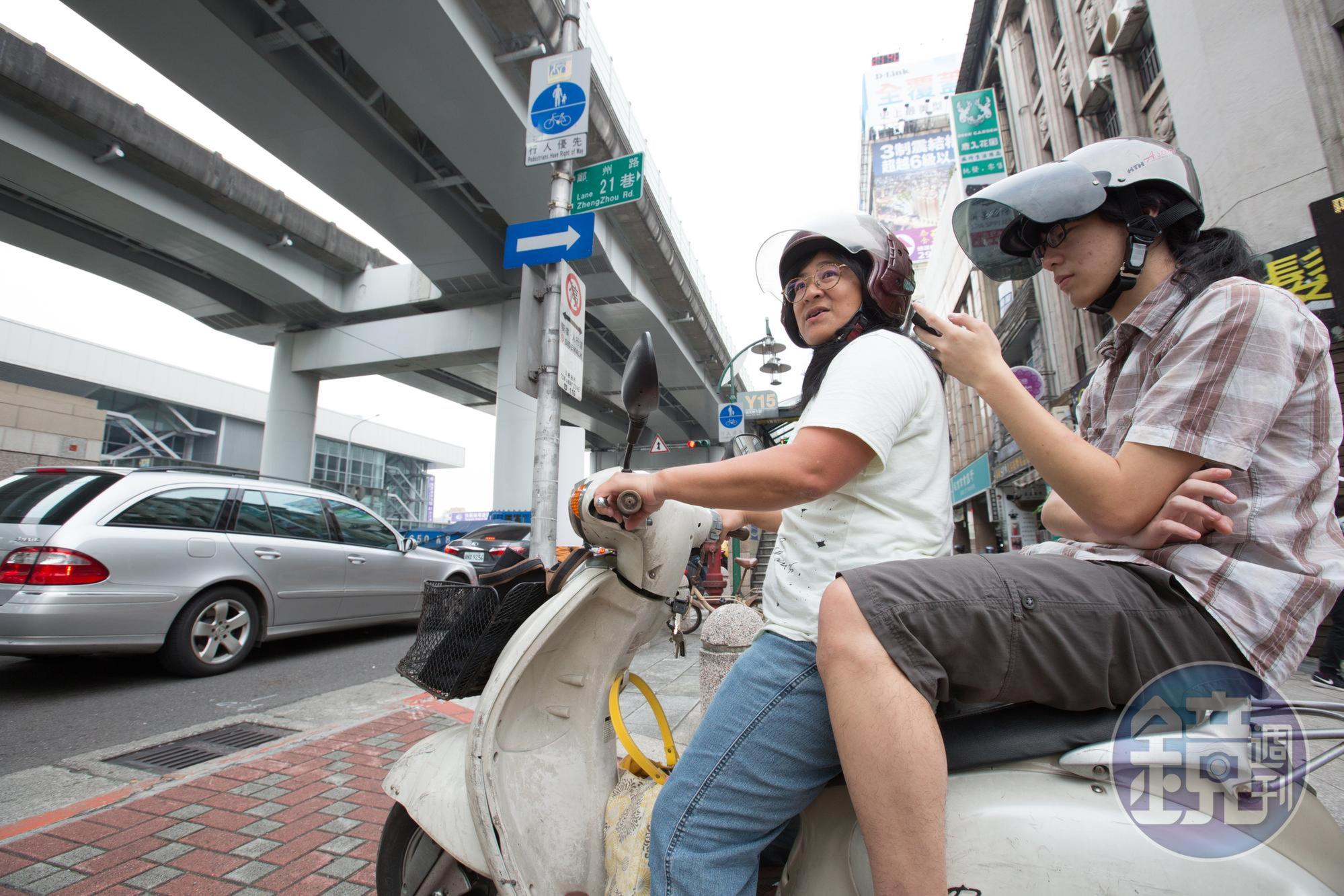 畢業前,每週日澐媽(左)都要騎摩車載李明澐(右)到學校,一路上明澐都在使用手機,不大會主動和澐媽互動。