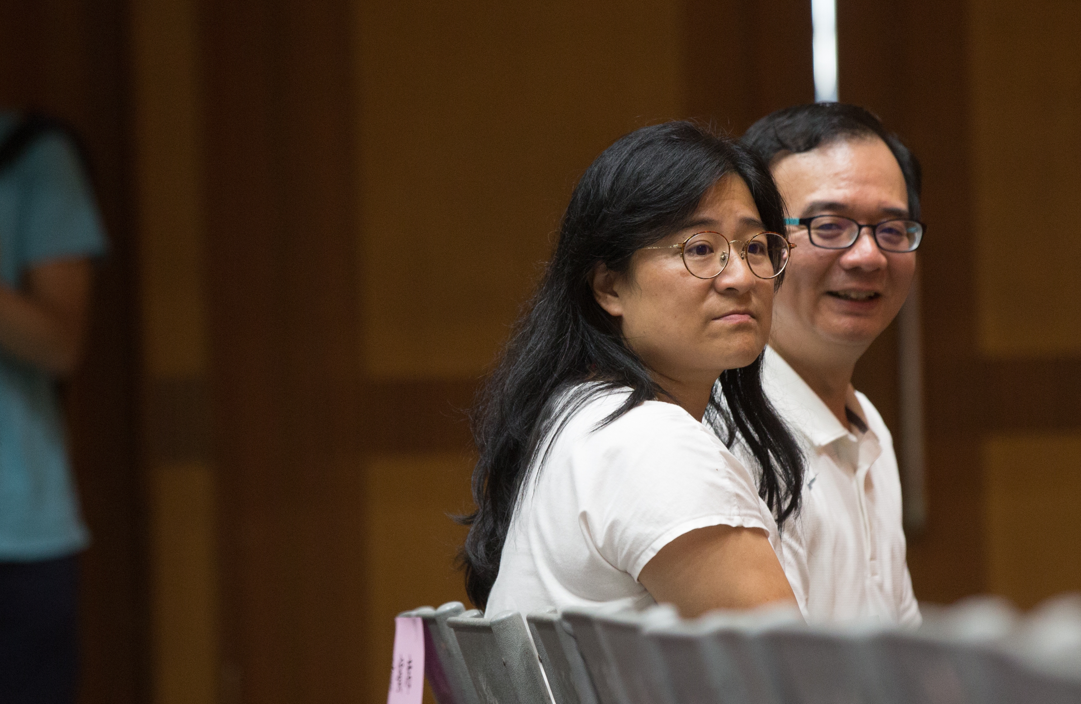 澐爸(右)澐媽(左)參加李明澐的畢業典禮,之後接受我們的採訪,兩人過程中互有口角,但其實彼此都清楚對方的不容易。