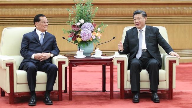 前國民黨主席連戰在北京人民大會堂，與中共總書記習近平進行「連習會」。（翻攝自新華網）