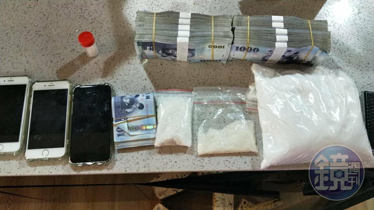 警方在蔡嫌車上、家裡的工廠搜出大量K毒以及贓款。