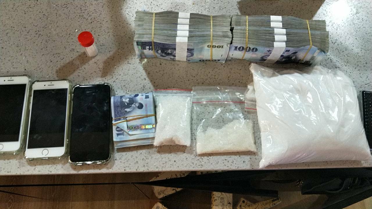 警方在蔡嫌車上、家裡的工廠搜出大量K毒以及贓款。