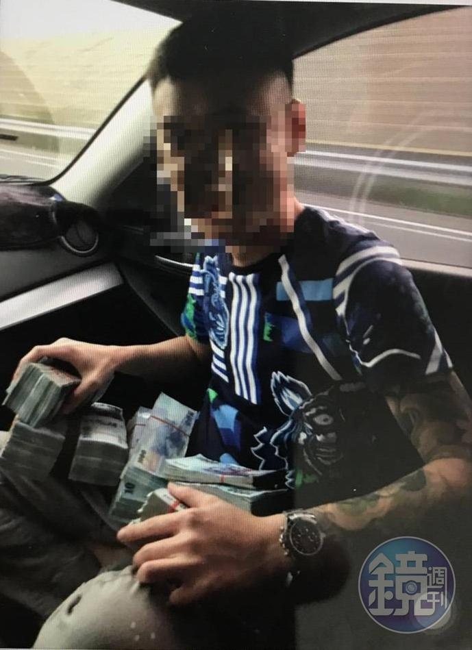 警方在豐樂公園圍捕正在交易的蔡嫌，當場搜出滿滿現金