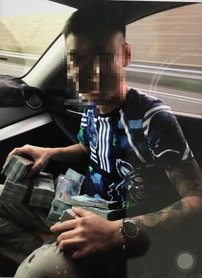 警方在豐樂公園圍捕正在交易的蔡嫌，當場搜出滿滿現金