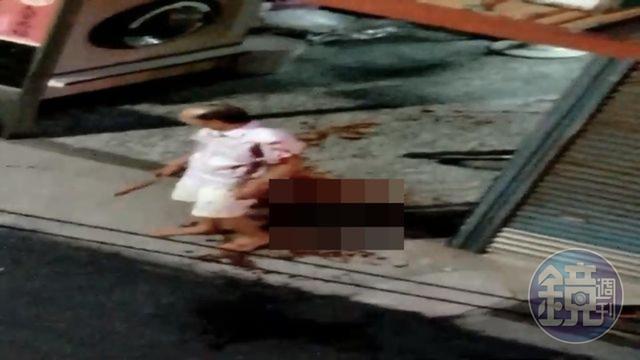 蘇男與滿臉是血的林男，打到沒力，站在店口等救護車。（警方提供）