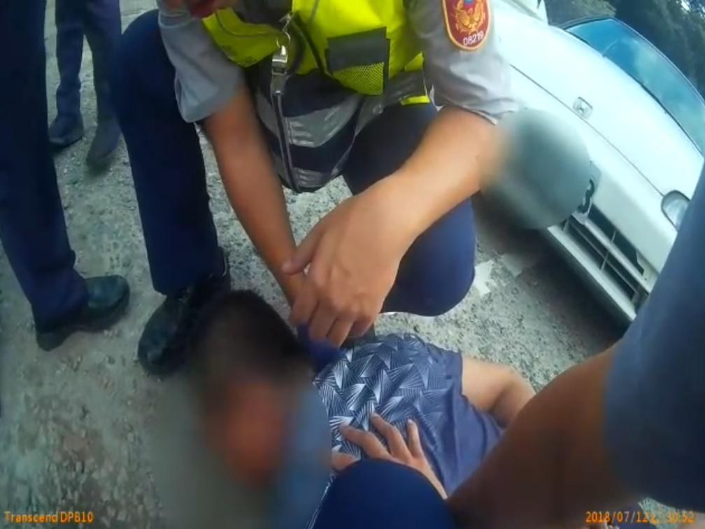 黃嫌逃跑還意圖衝撞警方,遭員警鳴槍制伏。(翻攝畫面)