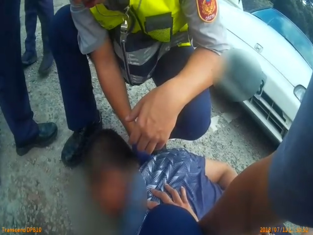 黃嫌逃跑還意圖衝撞警方，遭員警鳴槍制伏。（翻攝畫面）