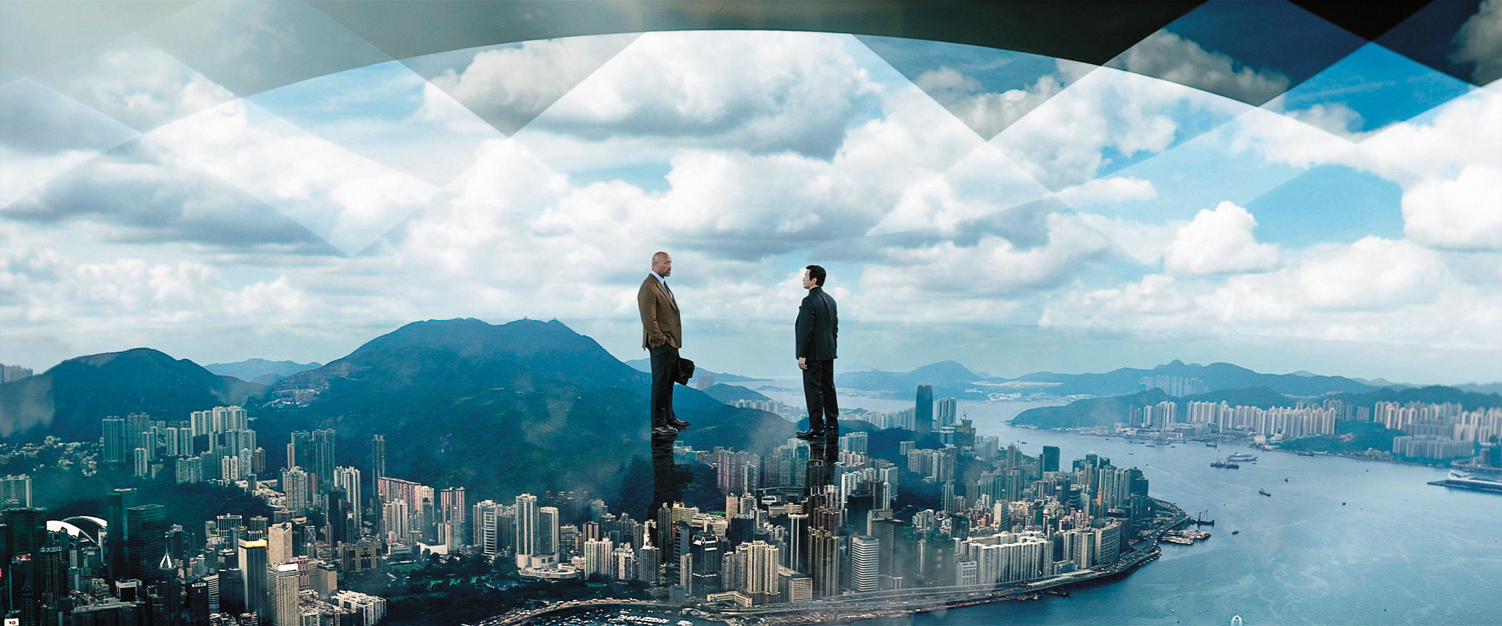 《摩天大樓》有超酷炫的場景，利用電腦特效打造的大廈有各種巧妙機關，災難爽度加倍，但劇情設定卻漏洞百出。（UIP提供）