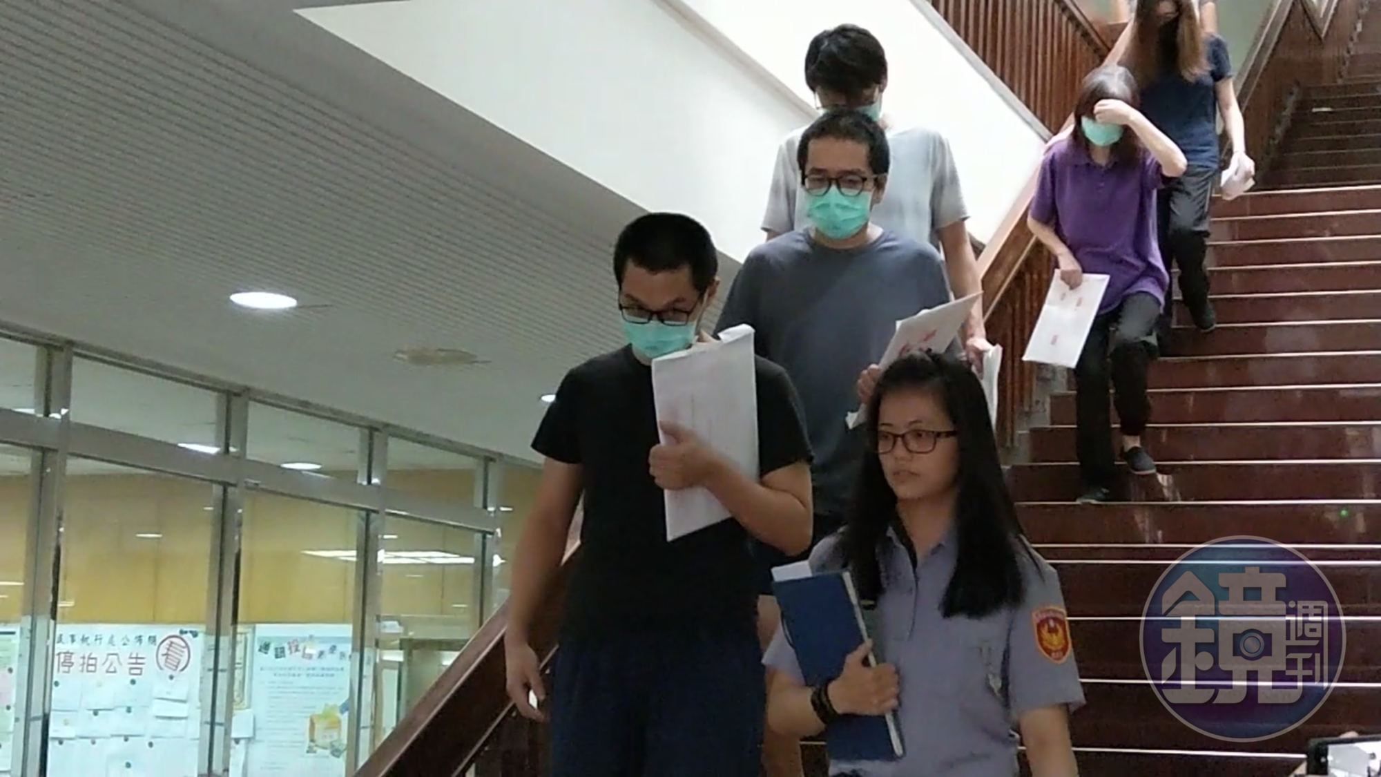 台北市中山警分局收賄包庇酒店，曾紀勳等3員警與業者巫蕙玲、胡錦蓮認罪後獲交保，均戴口罩離開法院。