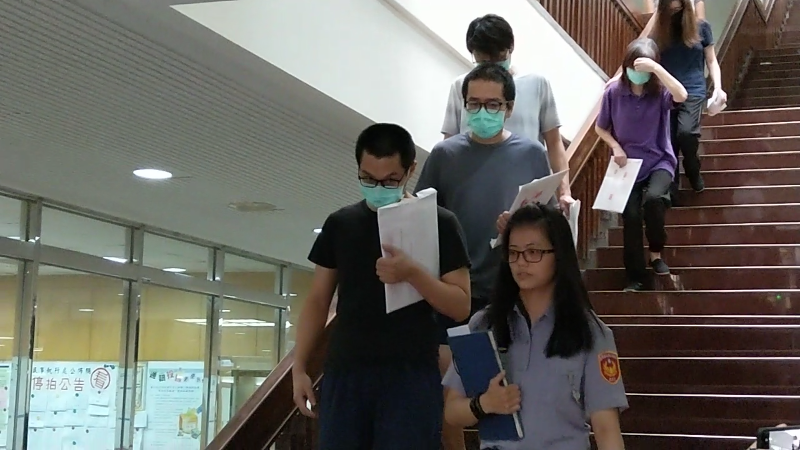 台北市中山警分局收賄包庇酒店，曾紀勳等3員警與業者巫蕙玲、胡錦蓮認罪後獲交保，均戴口罩離開法院。