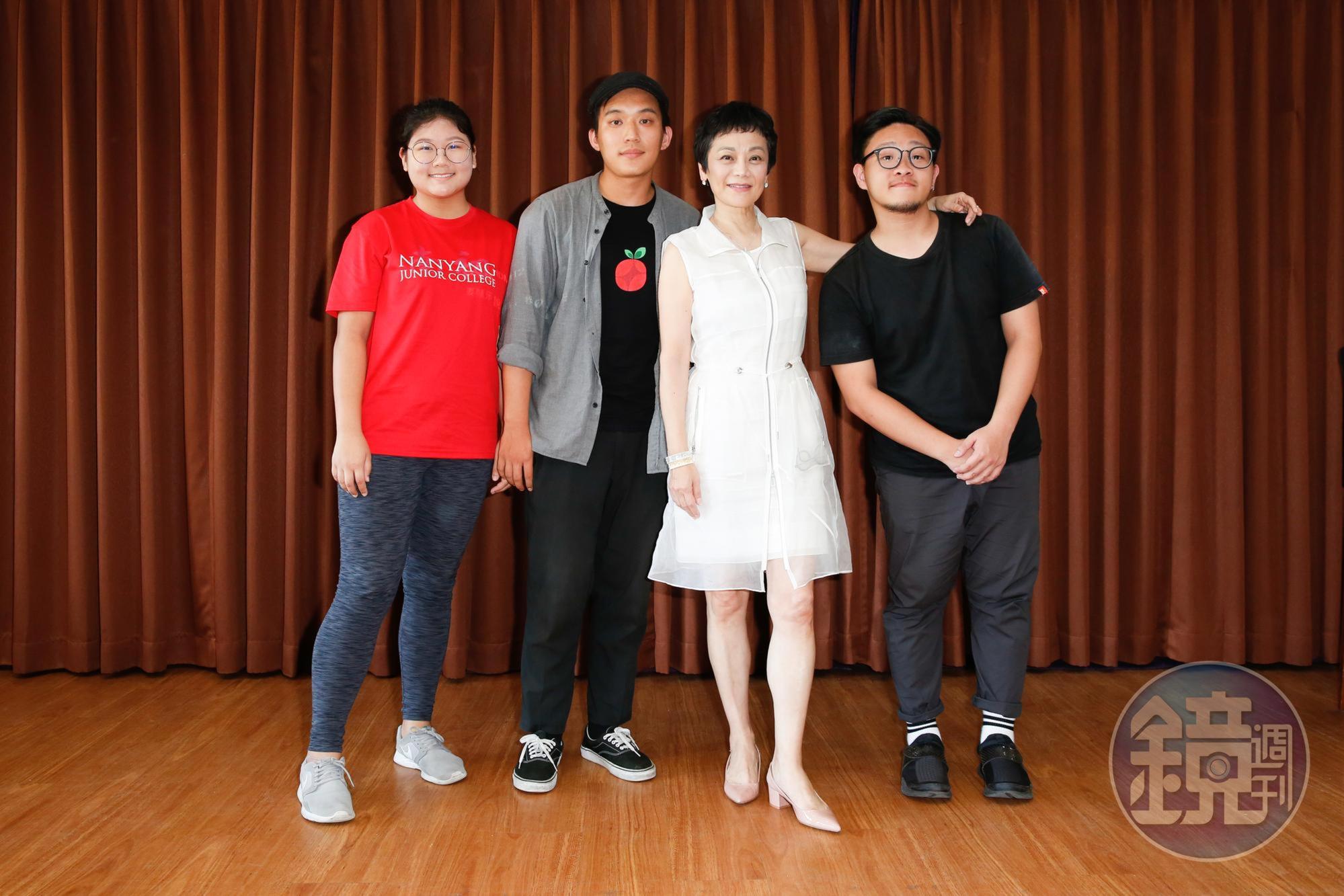 「聽我說故事藝術創作營」邁入第10屆,不僅以往的學員回營擔任隊輔,今年也加入香港及新加坡學生一起參加。