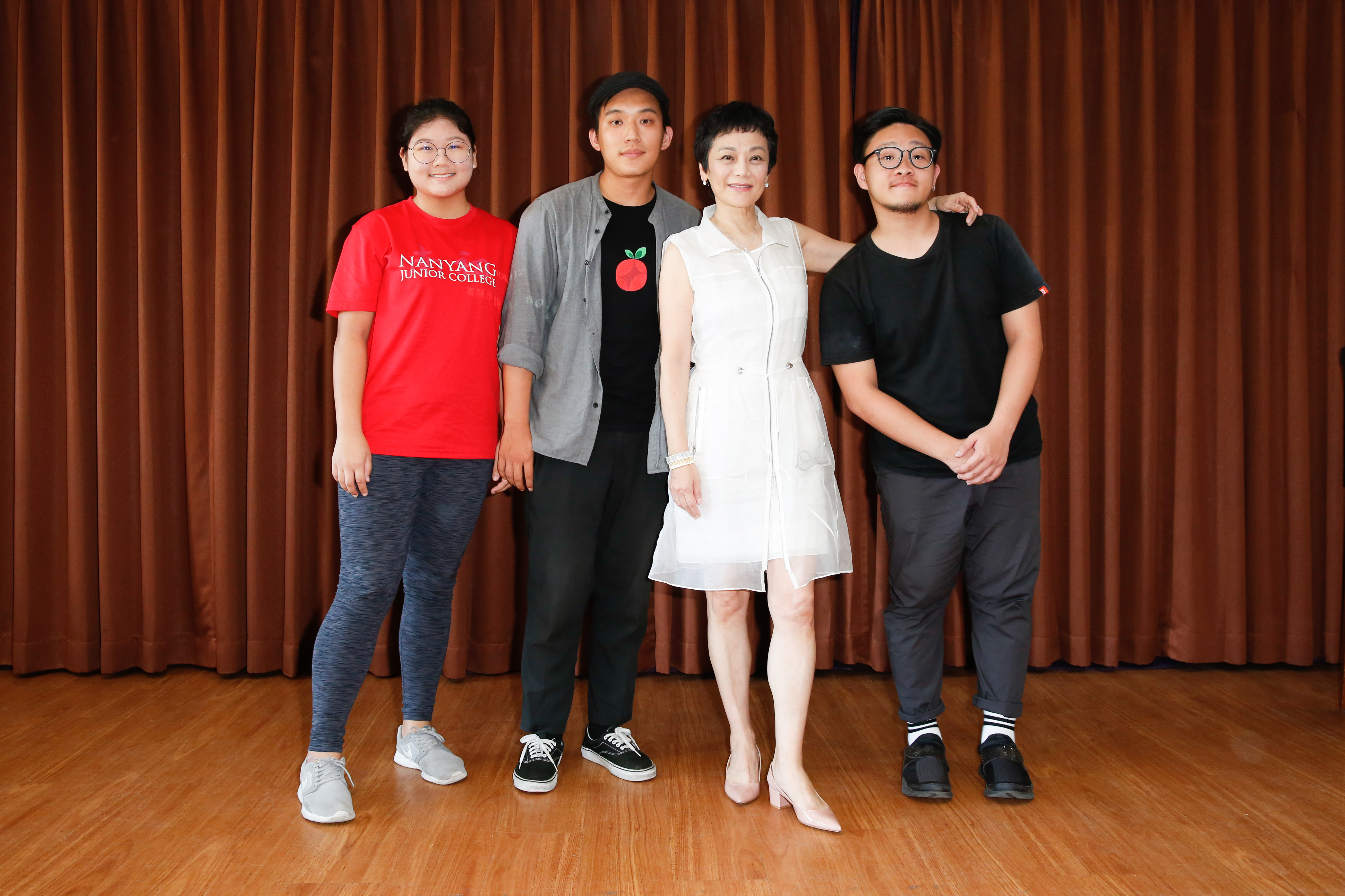 「聽我說故事藝術創作營」邁入第10屆，不僅以往的學員回營擔任隊輔，今年也加入香港及新加坡學生一起參加。