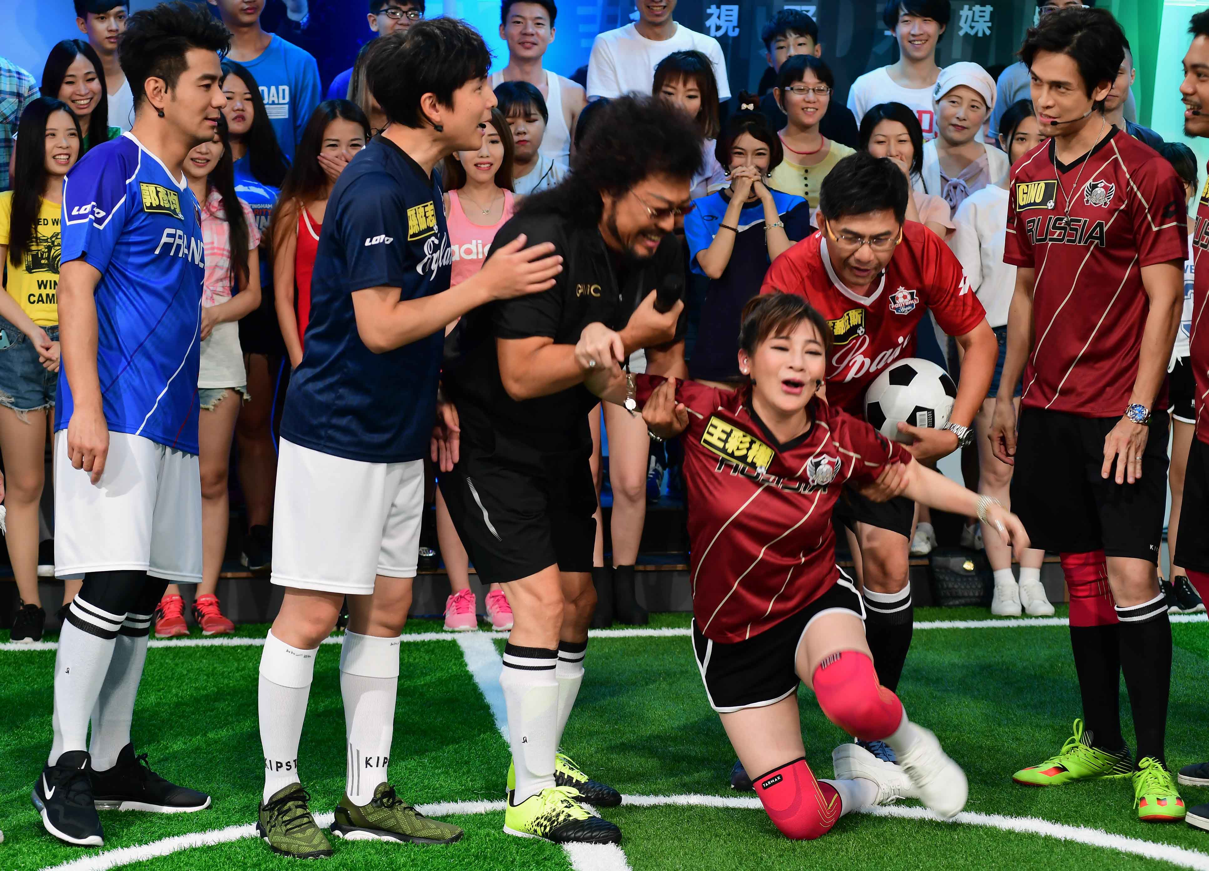 《綜藝菲常讚》組成「明星足球隊」pk拿獎金，王彩樺「內馬爾滾」出場滾至菲哥腿旁，抱著菲哥大腿嬌喊：「我要當裁判長的情婦！」（華視提供）