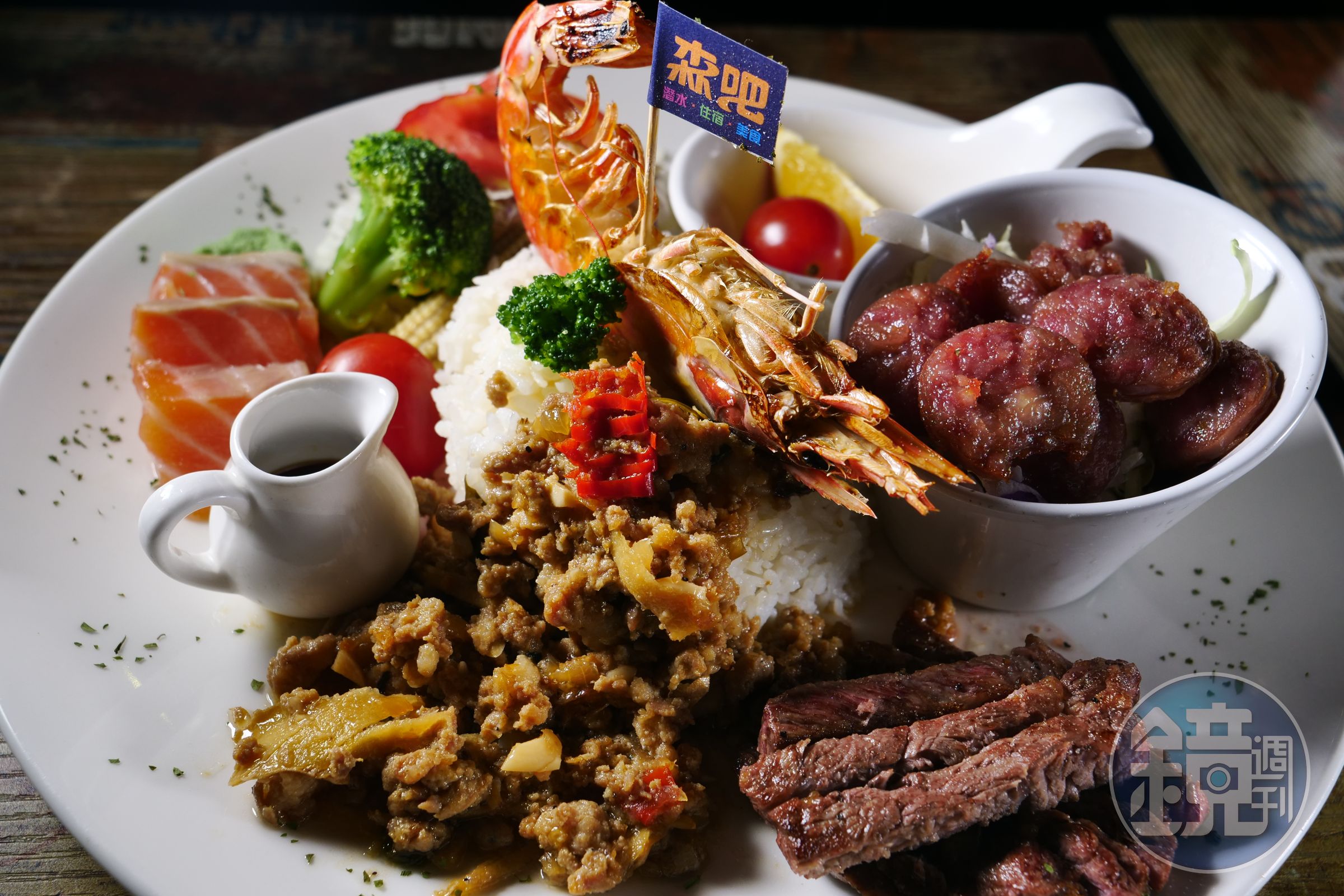 「海邊飯」混合著燒烤海鮮、牛肉、打拋豬等，為超值組合。（380元／份）