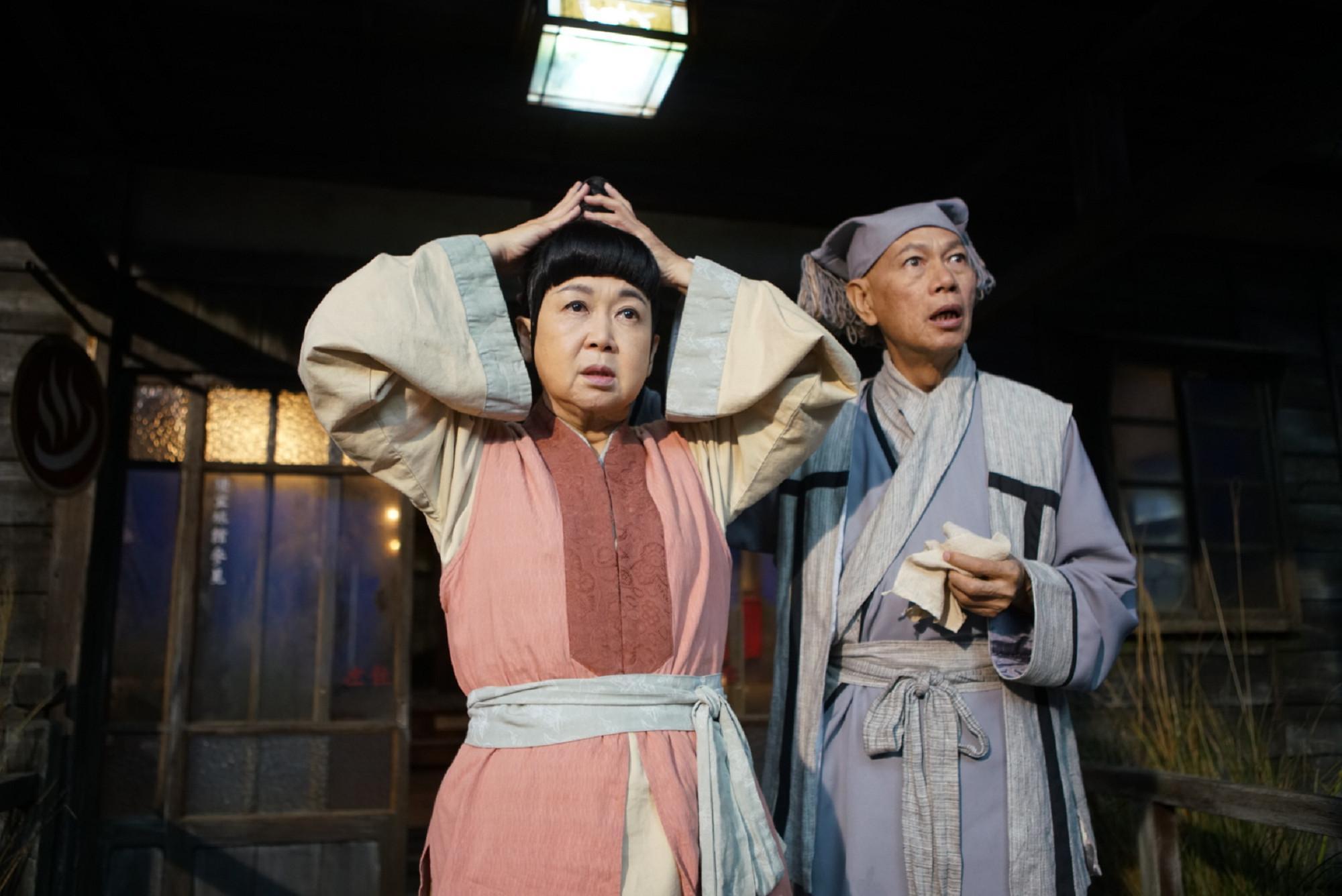 羅家英（右）和朱咪咪飾演切小金的爺爺奶奶，在經營的溫泉旅館中穿著古裝。（華納提供）
