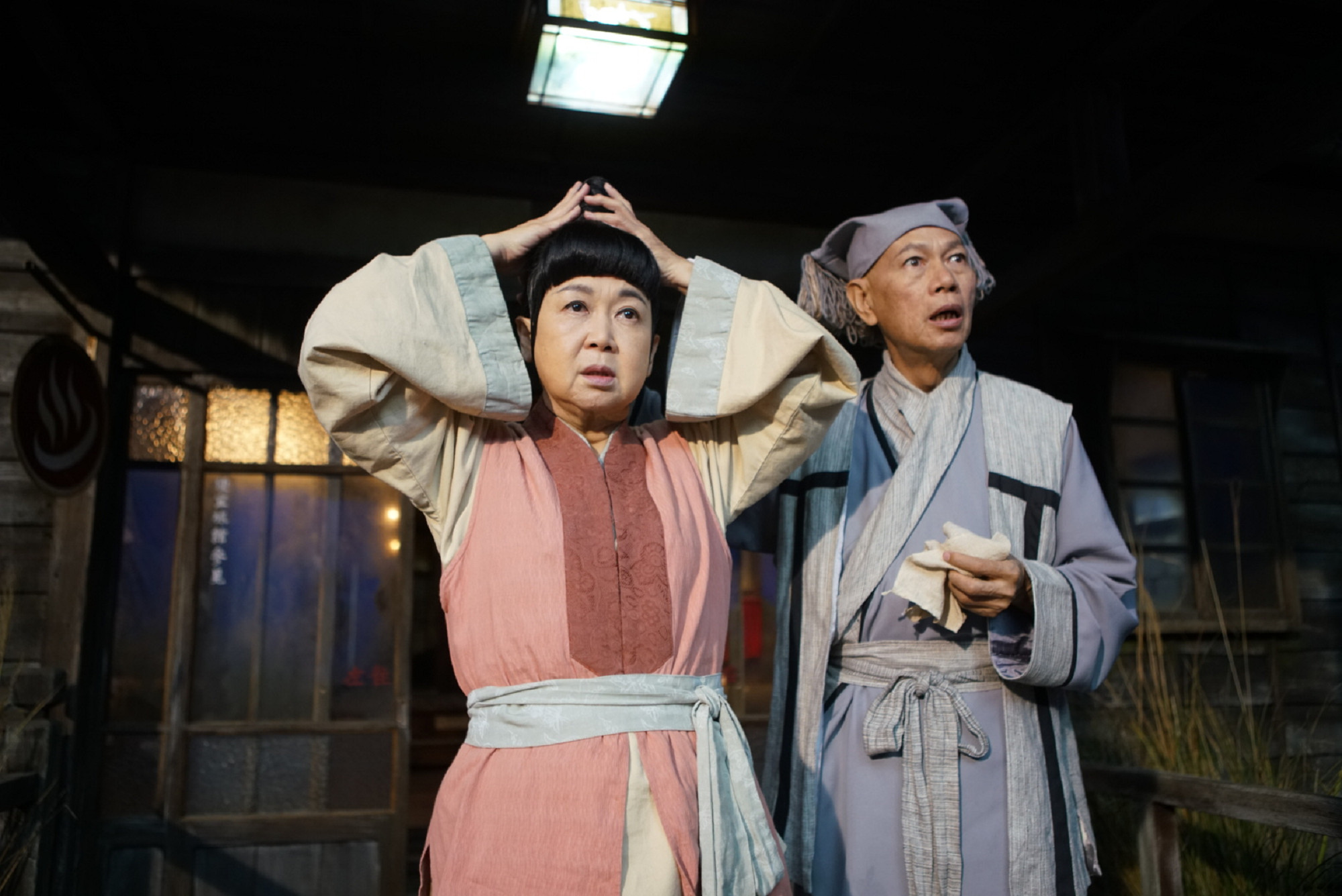 羅家英(右)和朱咪咪飾演切小金的爺爺奶奶,在經營的溫泉旅館中穿著古裝。(華納提供)