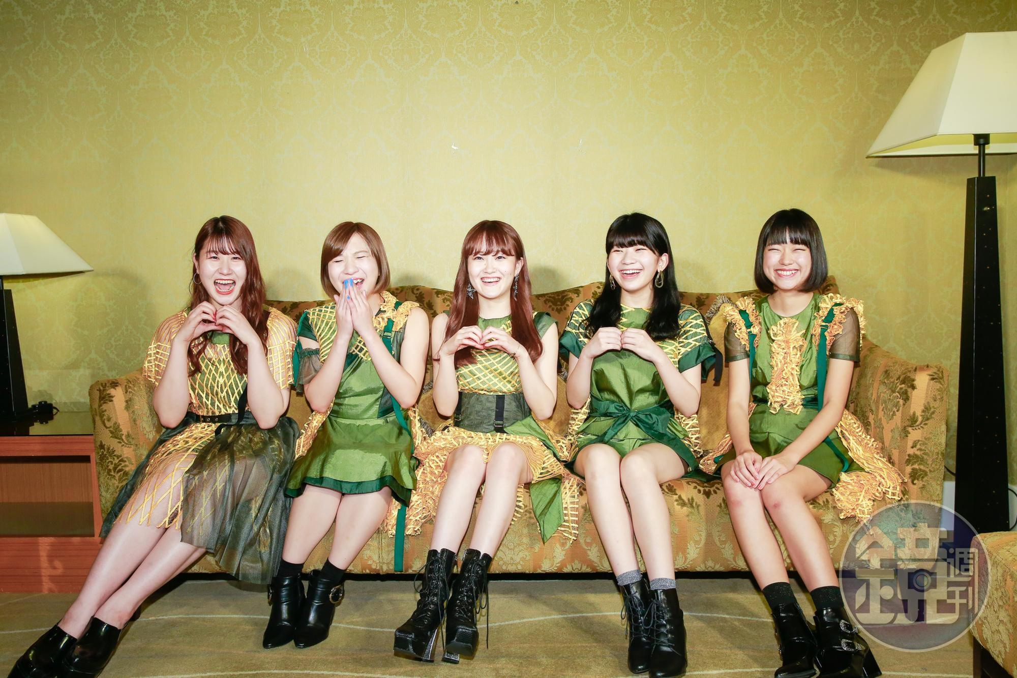 Little Glee Monster平均年紀18.8歲,比愛心手勢拍照讓她們開心地說:這是第一次比呢。