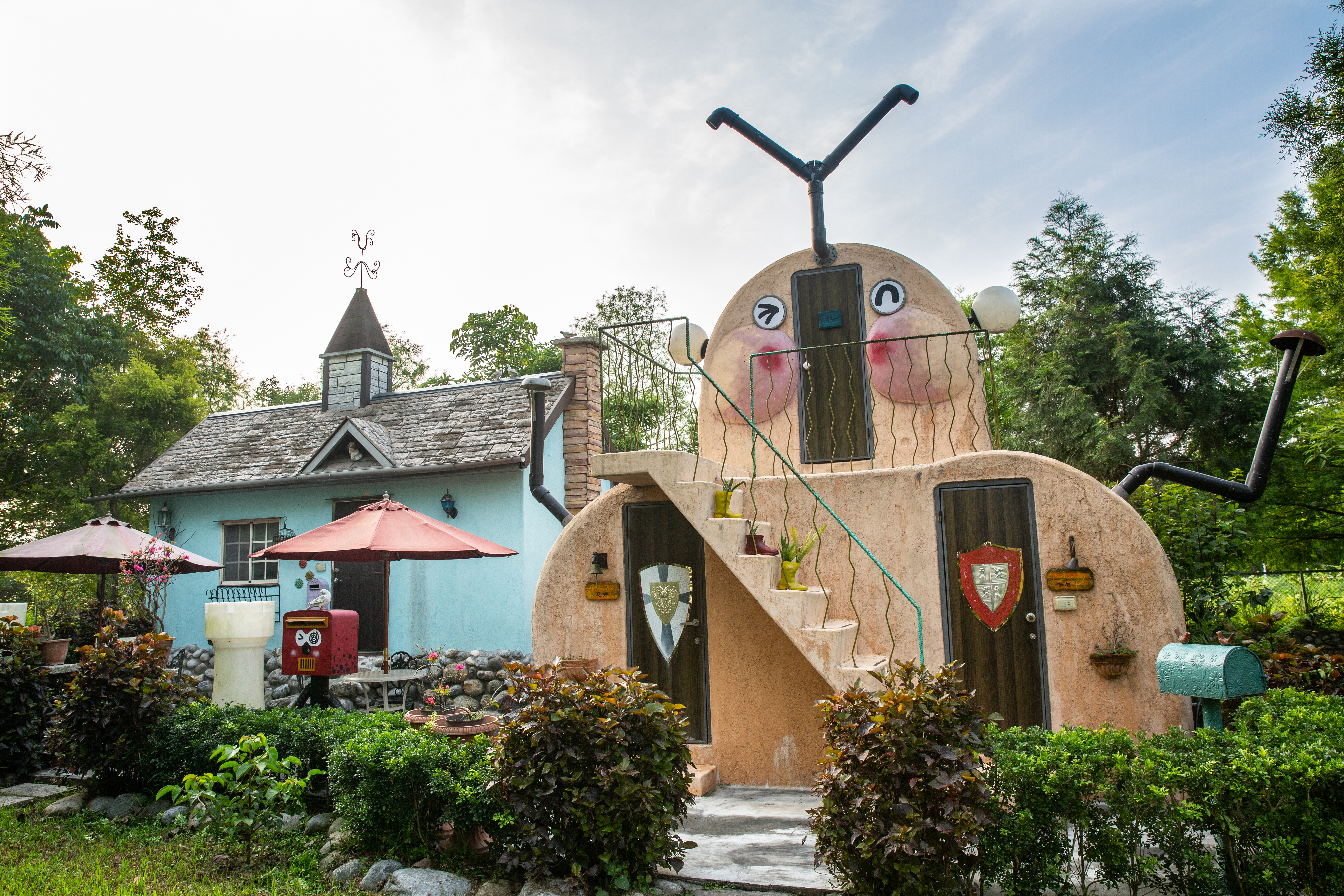 「麥區火柴盒民宿」裡可愛甲蟲屋和城堡屋，是主人為2位兒子所打造。