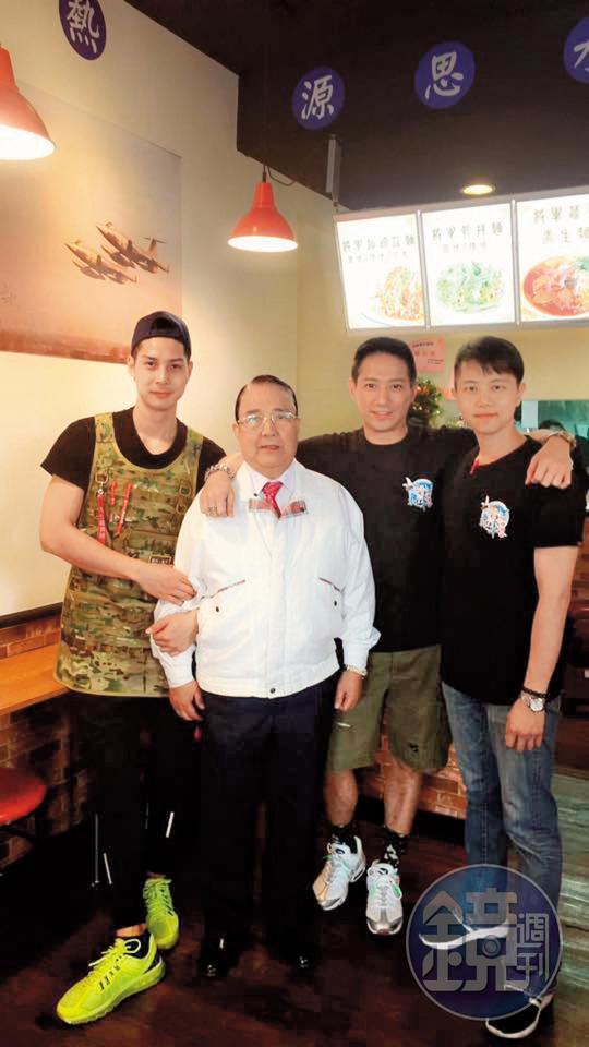 李信恩(右二)因父親李天羽(左二)退休,特別為父親開麵店,讓他有精神寄託。(翻攝自李信恩臉書)