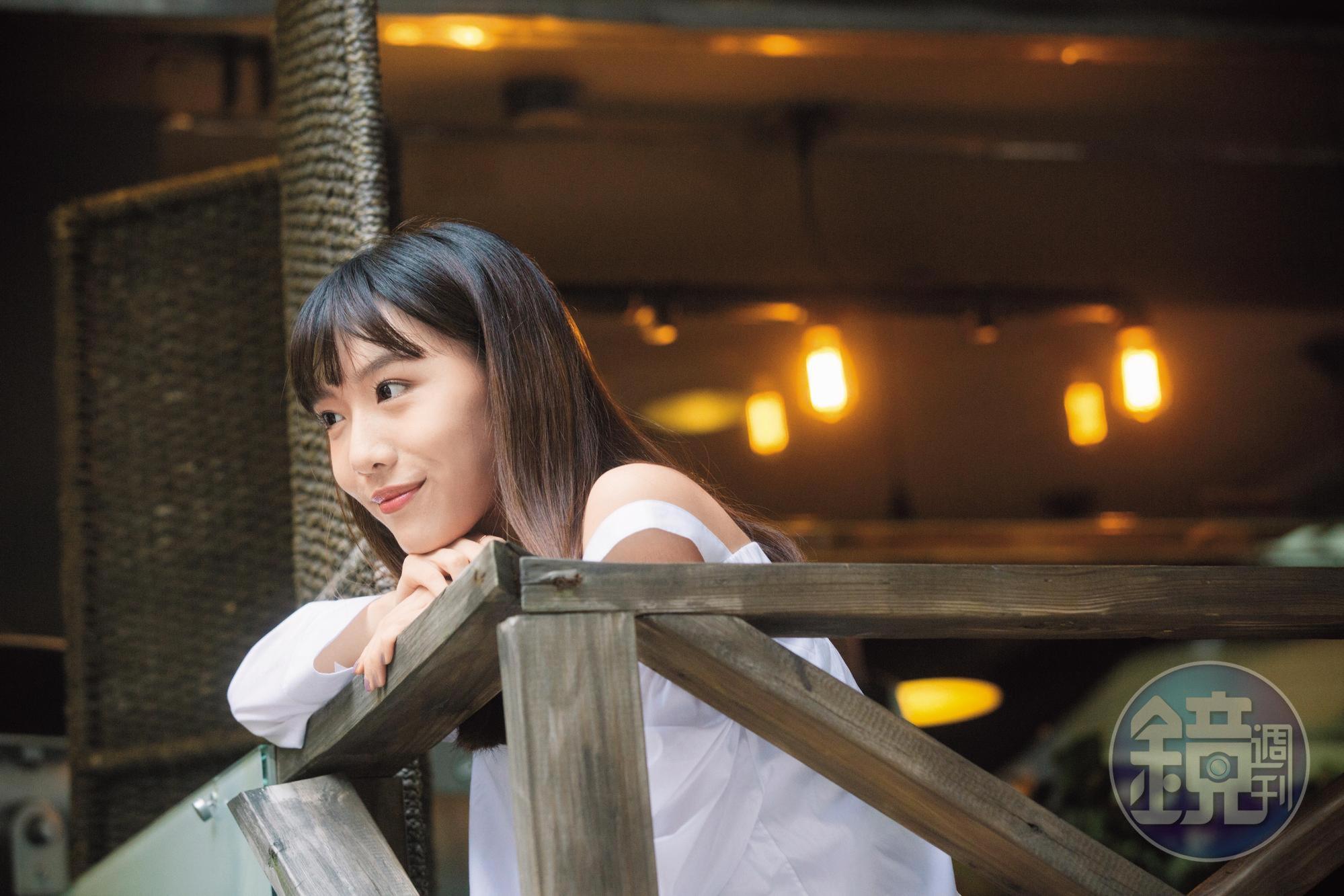從輕晨電樂團主唱轉型為演員的隋玲，在CHOCO TV《愛情教會我的事》系列第一部〈秘密情人〉中飾演百貨內衣櫃主管。