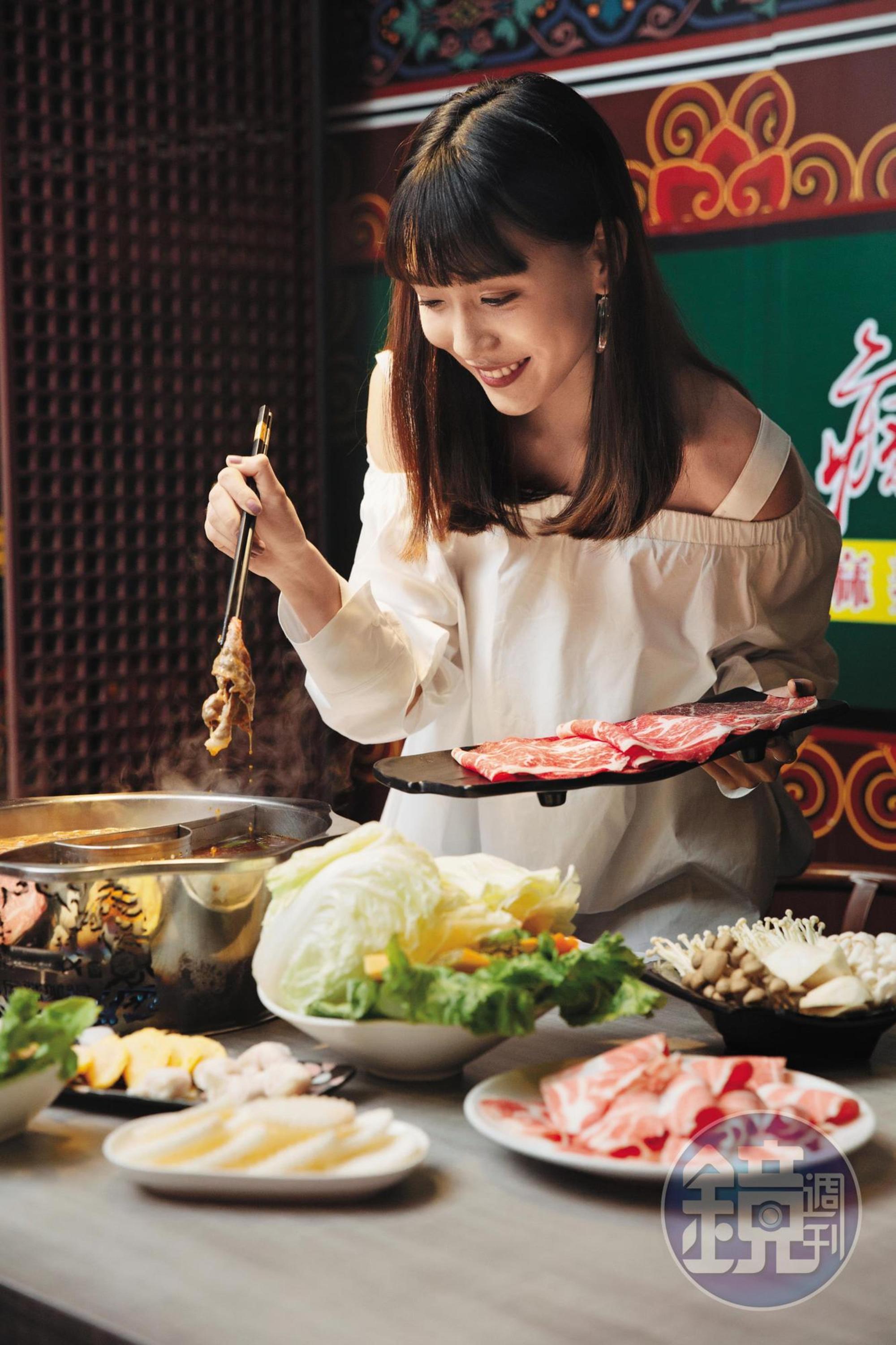 平常不太敢吃辣的隋玲，大推「瘋麻辣」麻辣火鍋店，湯底麻而不辣，熬煮時加了蘿蔔、大白菜、高麗菜與番茄等大量蔬菜，喝起來還帶著微甜味。