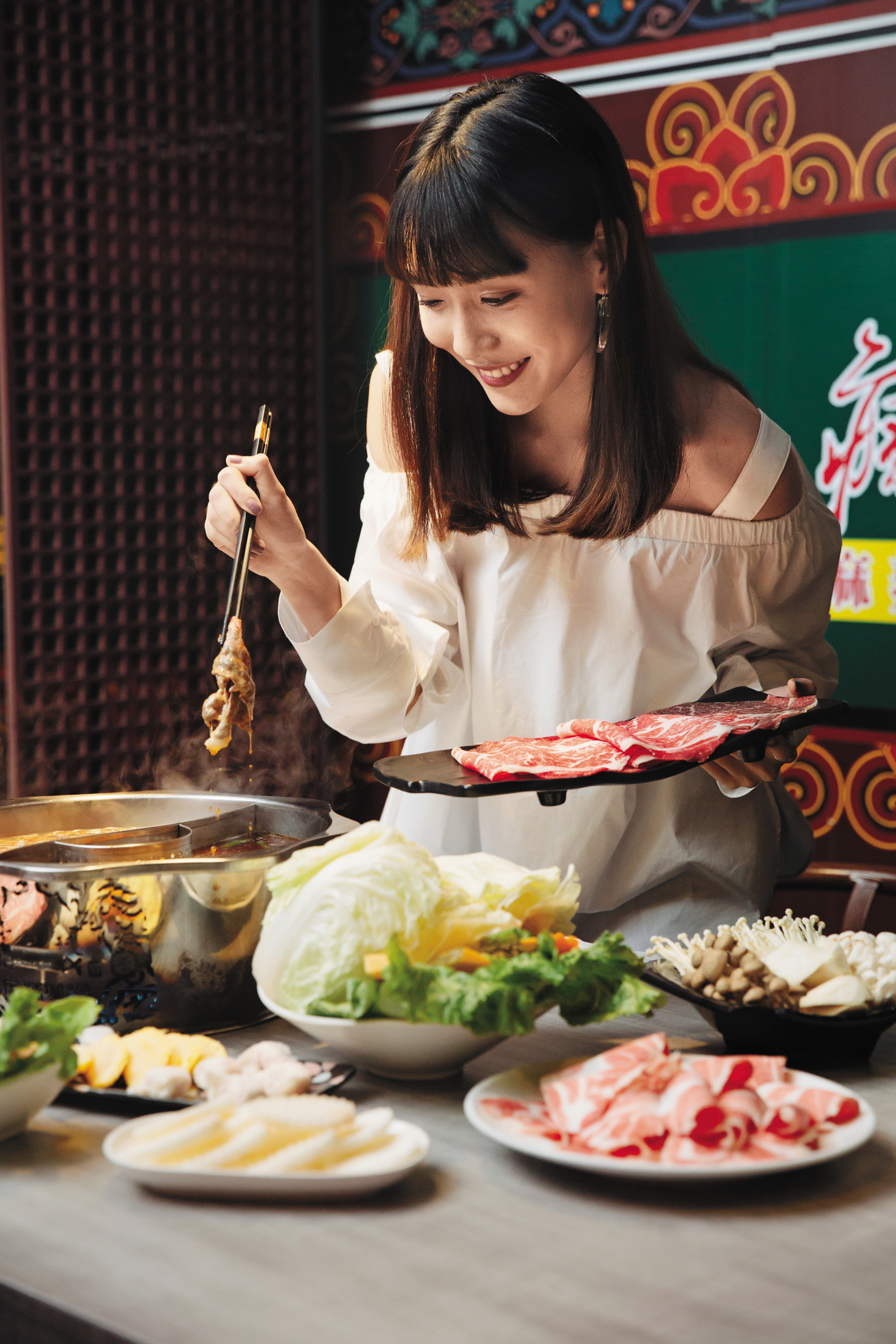 平常不太敢吃辣的隋玲,大推「瘋麻辣」麻辣火鍋店,湯底麻而不辣,熬煮時加了蘿蔔、大白菜、高麗菜與番茄等大量蔬菜,喝起來還帶著微甜味。