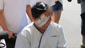 心靈海創辦人兒子游瀚甯在父母的陪同下,臉裹紗布、坐著輪椅現身工人張松祥告別式。(翻攝畫面)