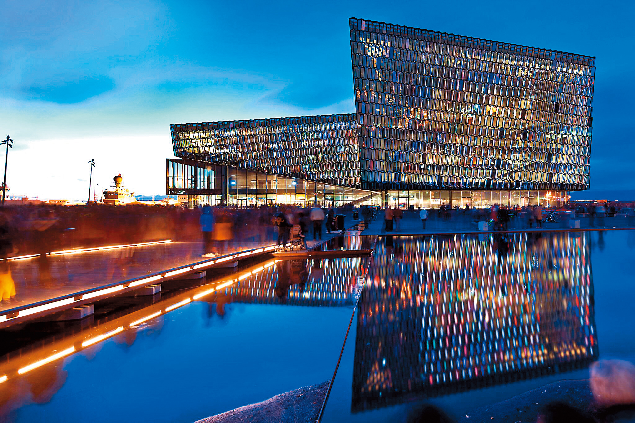 每年11月登場的冰島音樂節，表演場地超過40個， 全都在步行可達的範圍內，哈帕音樂廳是其中最大的表演場地。（冰島音樂節提供）