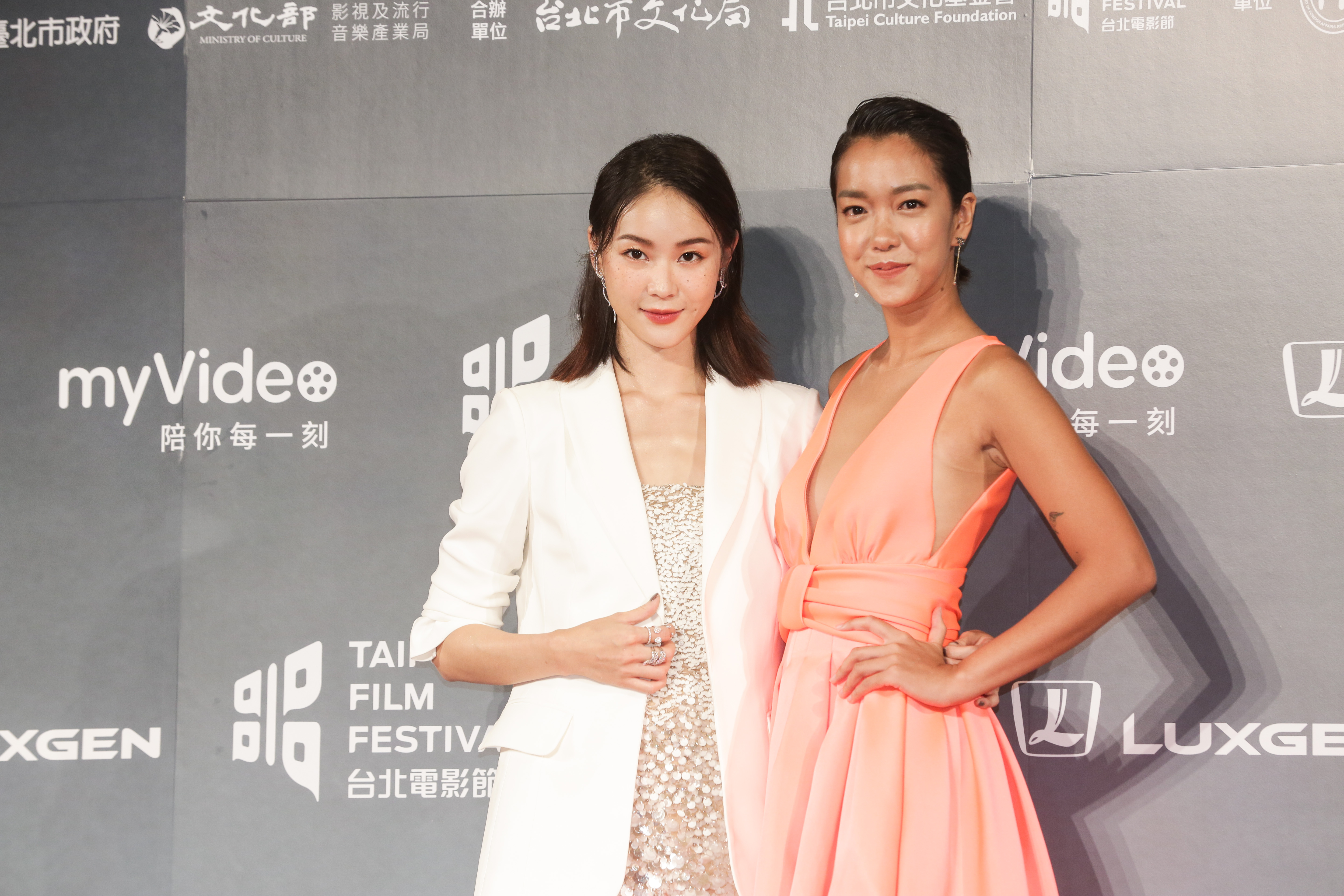 鍾瑶（左）一身閃亮勁裝、與李霈瑜共同出席台北電影獎頒獎典禮，坦言對得獎完全沒信心。