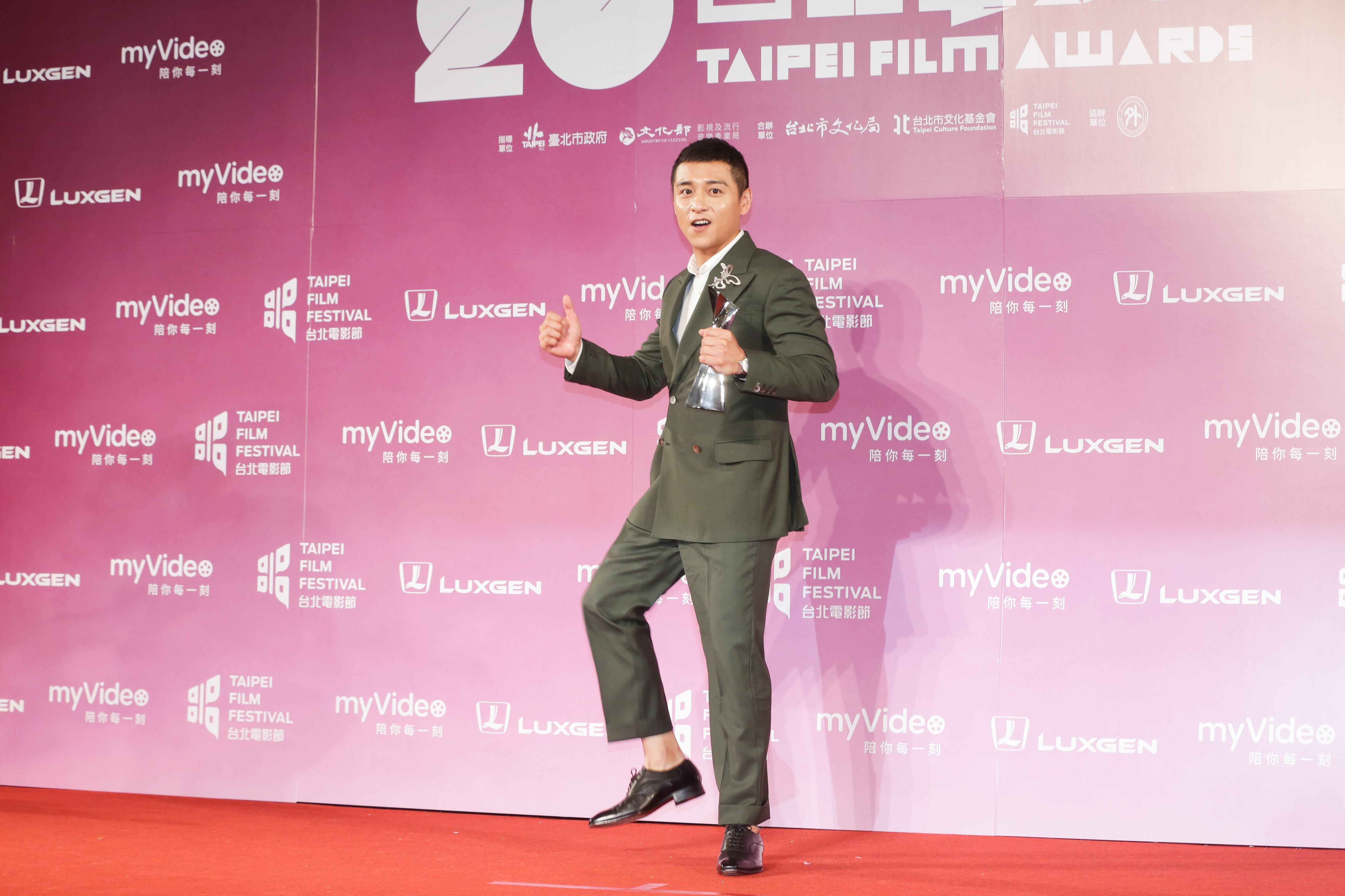 鄭人碩獲男配角獎，手舞足蹈分享他的喜悅。