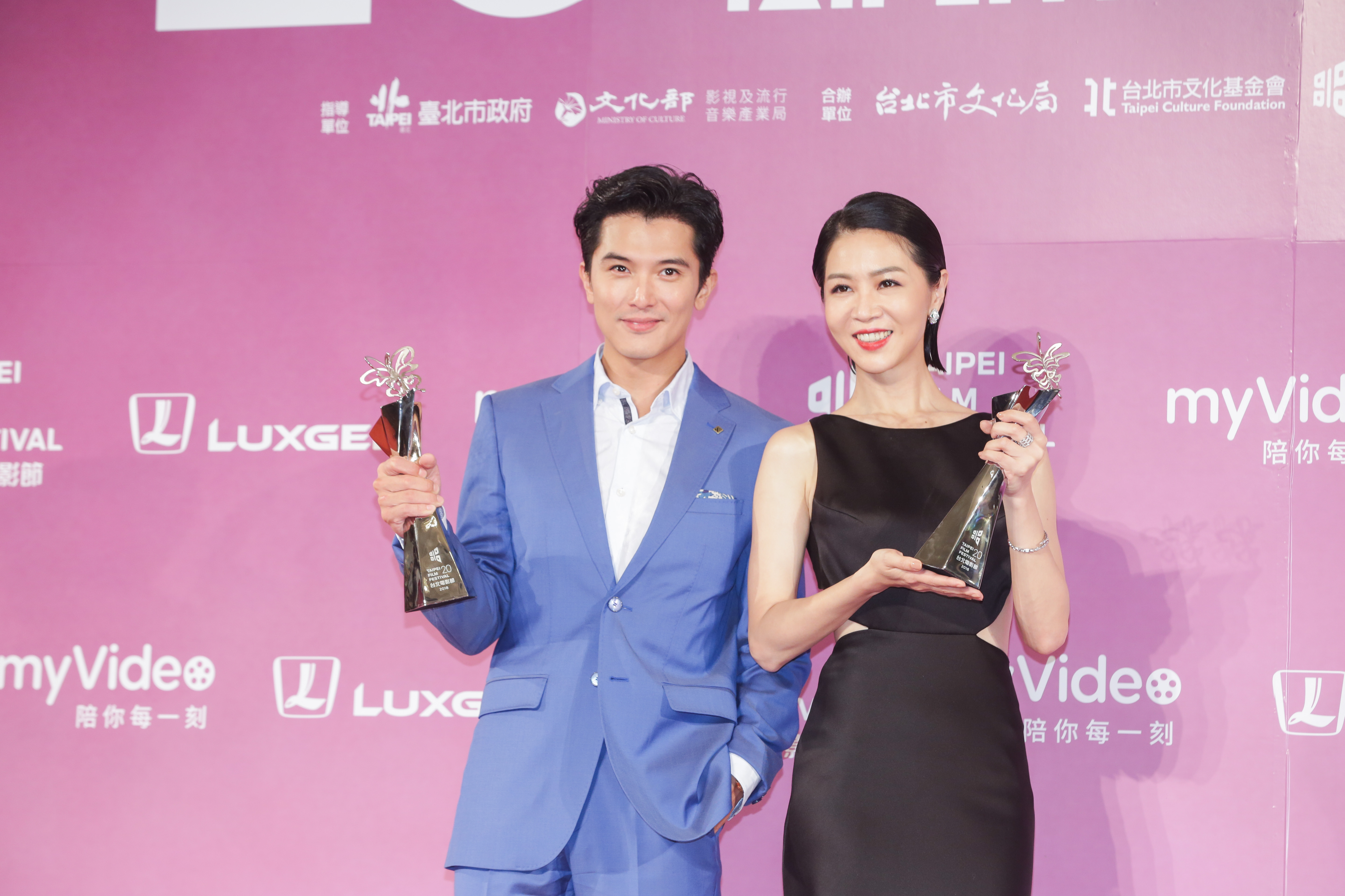 邱澤、謝盈萱分別以《誰先愛上他的》奪下最佳男女主角獎。