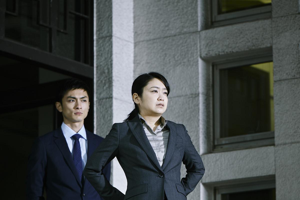 高良健吾（左）與池脇千鶴代表檢警單位，以道德、法律之名介入。（采昌提供）