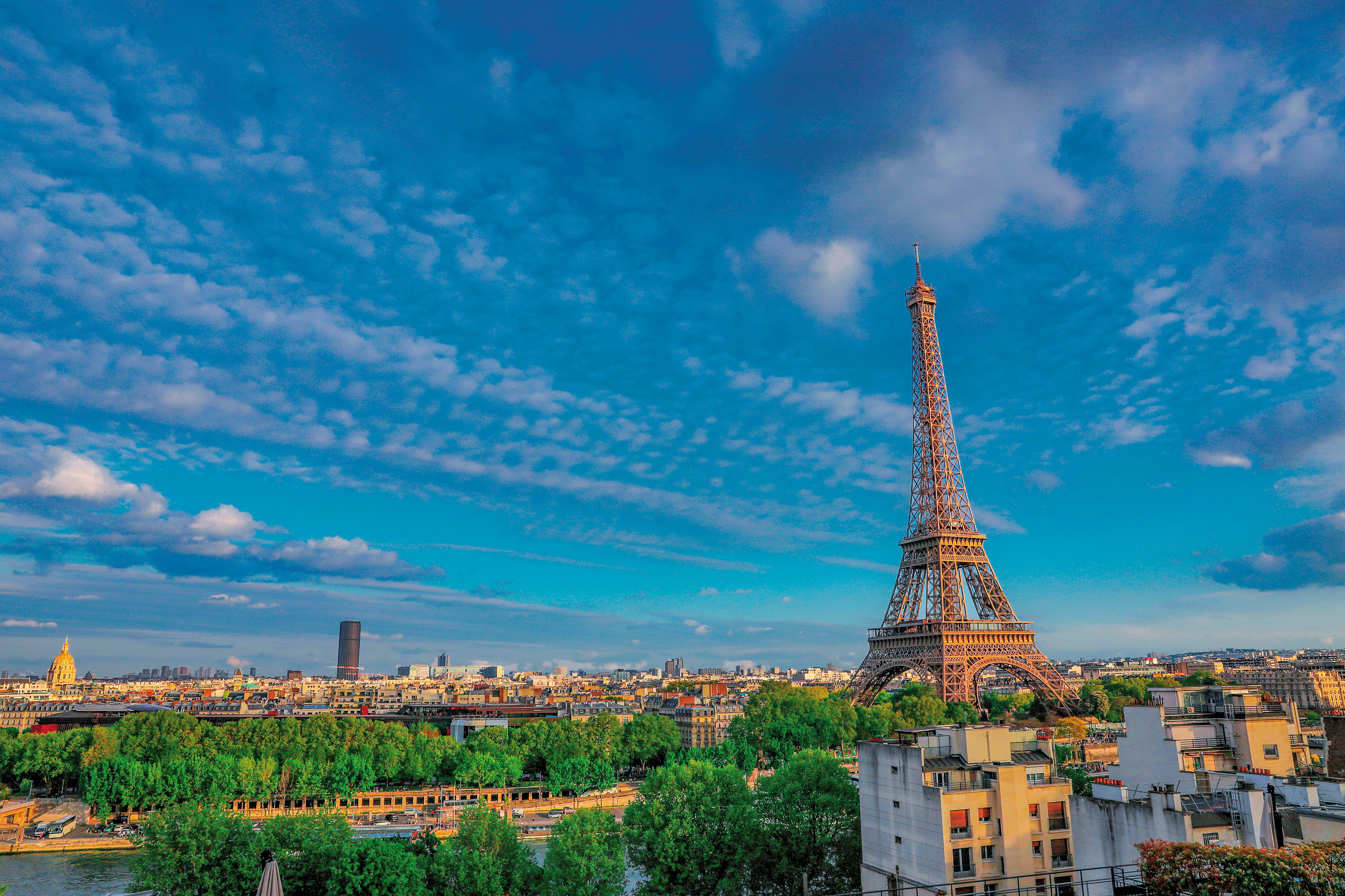 從「巴黎香格里拉大酒店」看出去，艾菲爾鐵塔像一幅嵌在窗框中的風景畫。