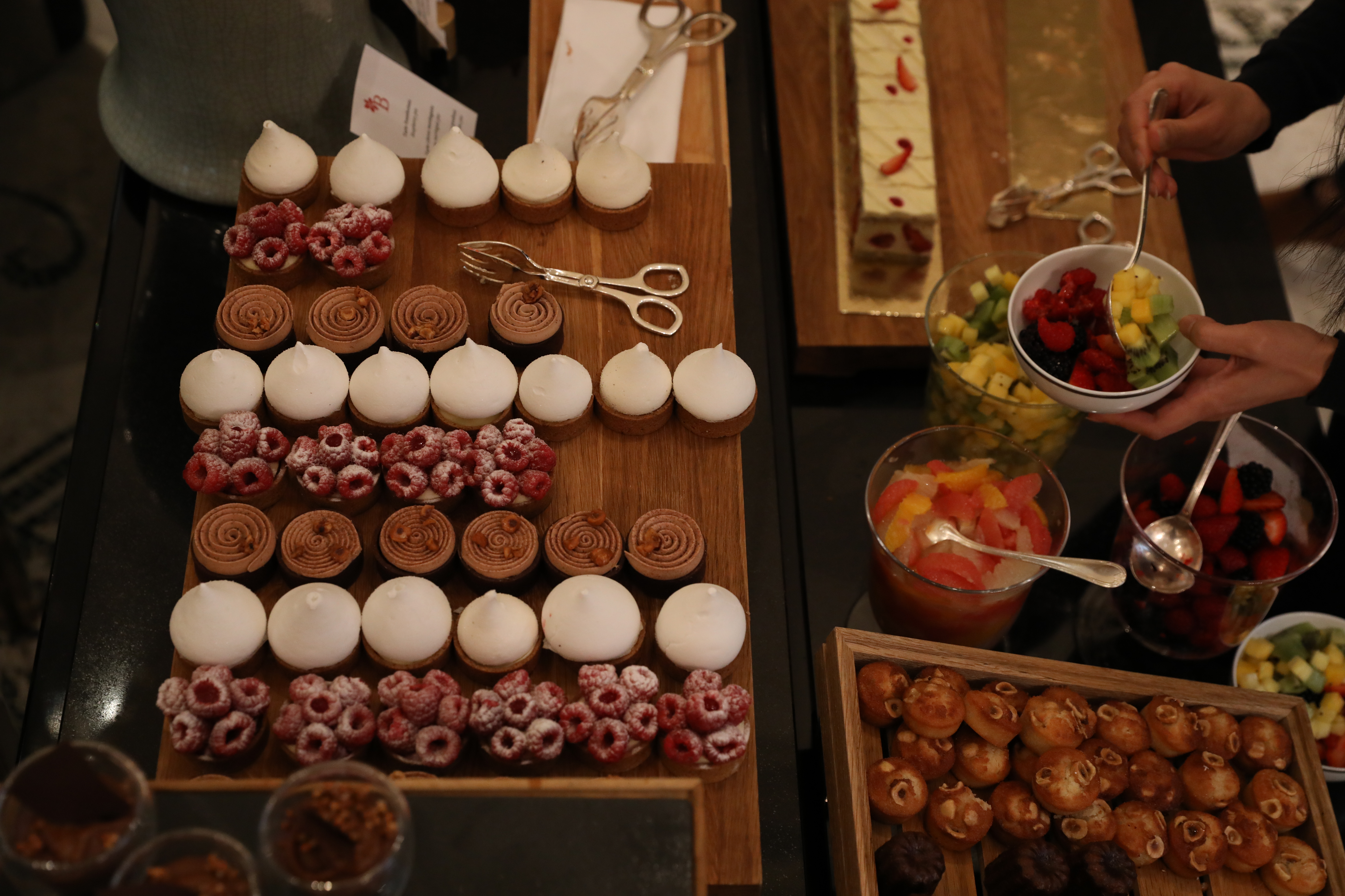 午茶餐檯上的甜點，叫人目不暇給，手與口都忙。