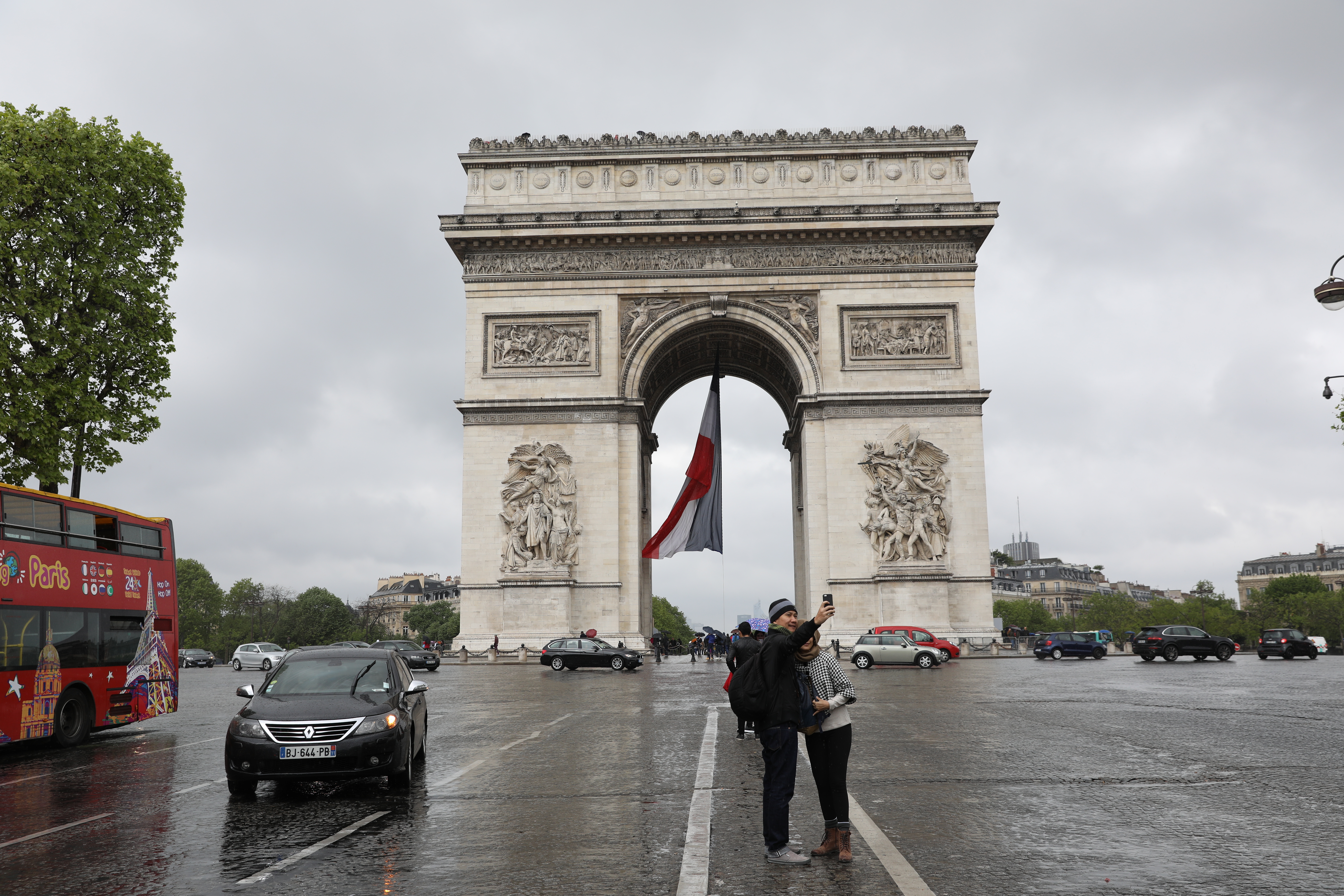 戀人來到巴黎，一定要在凱旋門拍照。