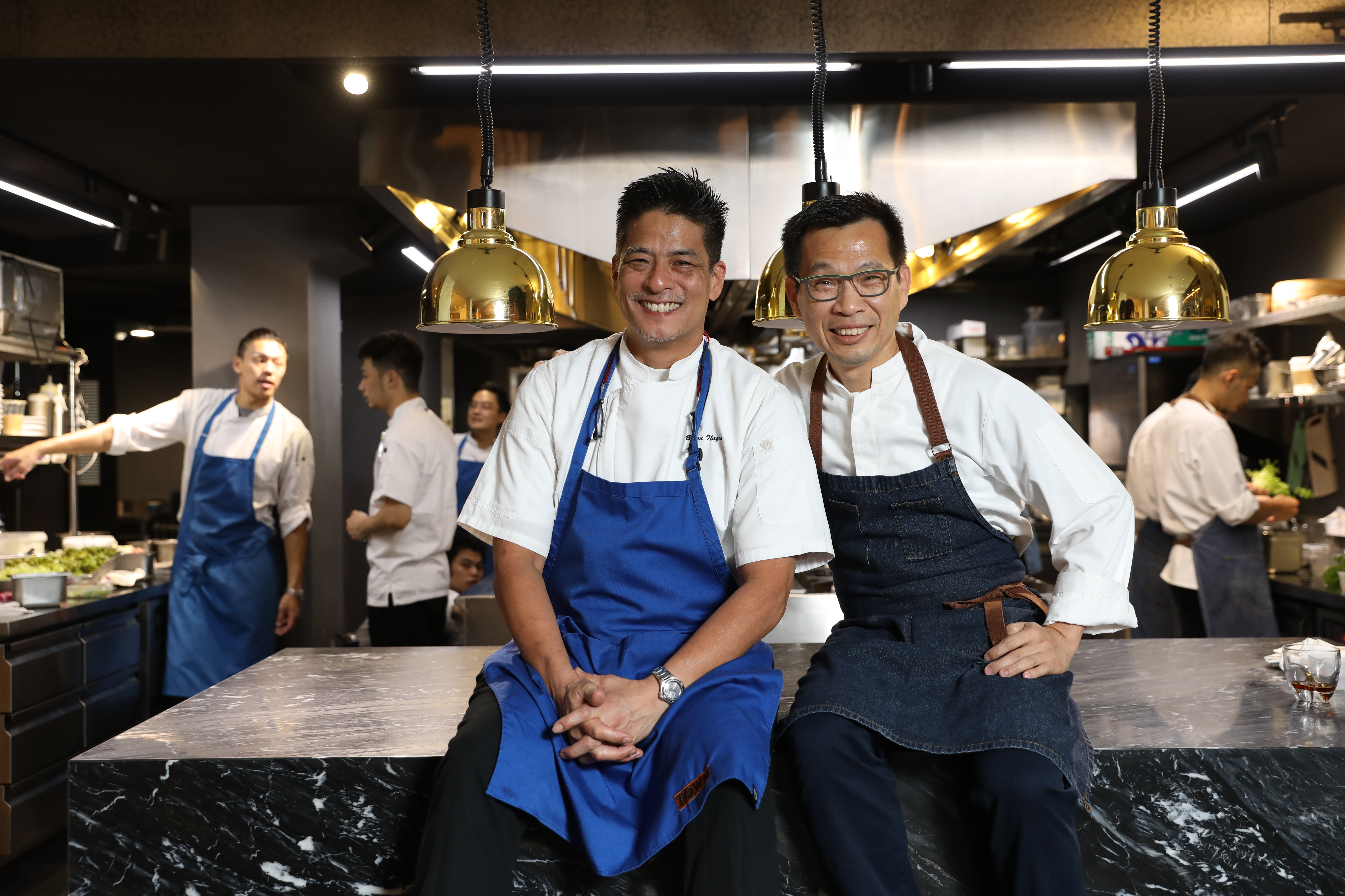 簡天才（右）與Bryan Nagao（左）都是資歷顯赫的名廚，面對軒尼詩X.O酒搭菜的餐會挑戰都顯得氣定神閒。