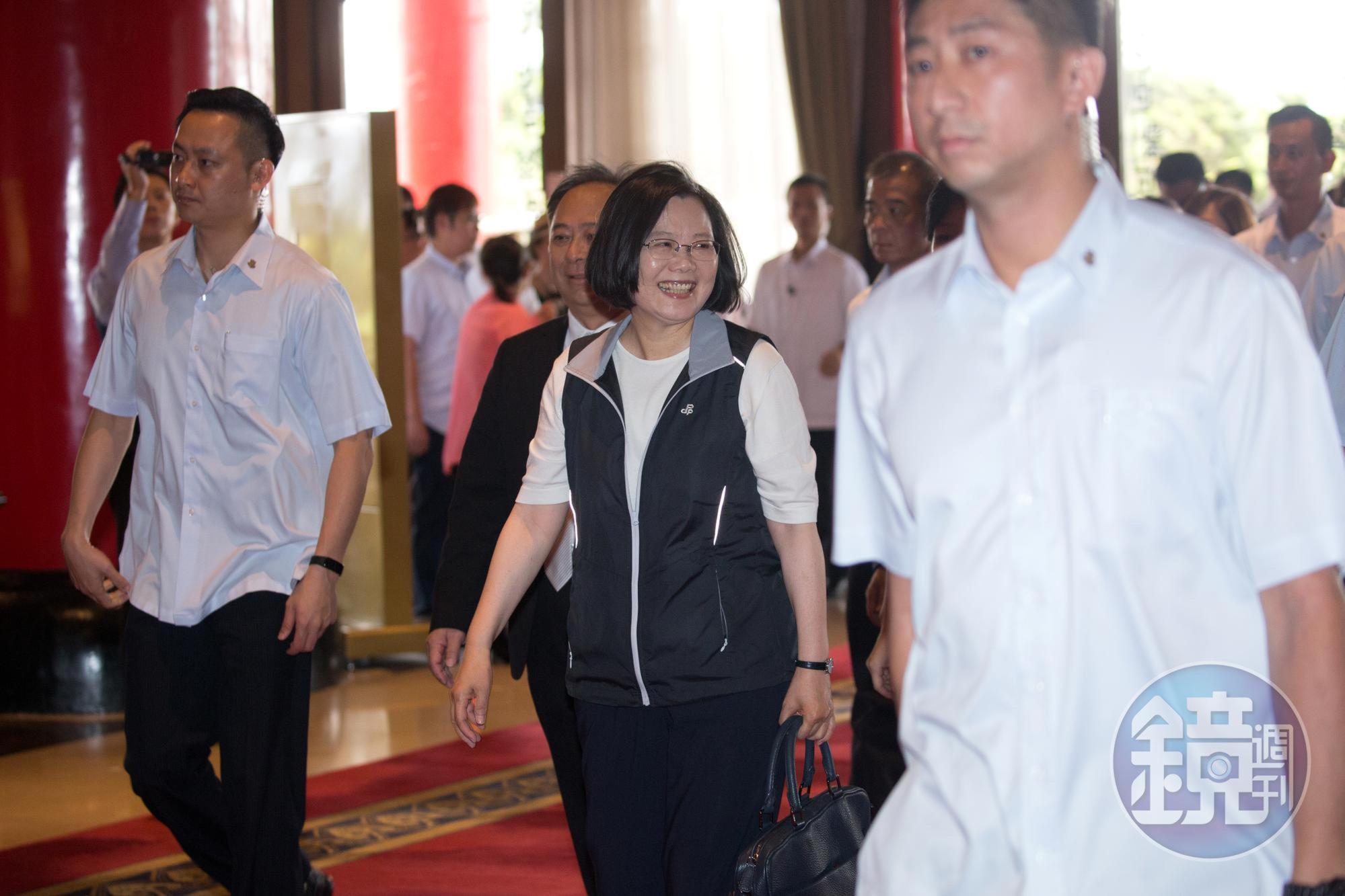 總統兼民進黨主席蔡英文今早一身輕裝出席民進黨「改革政績一定營」活動。