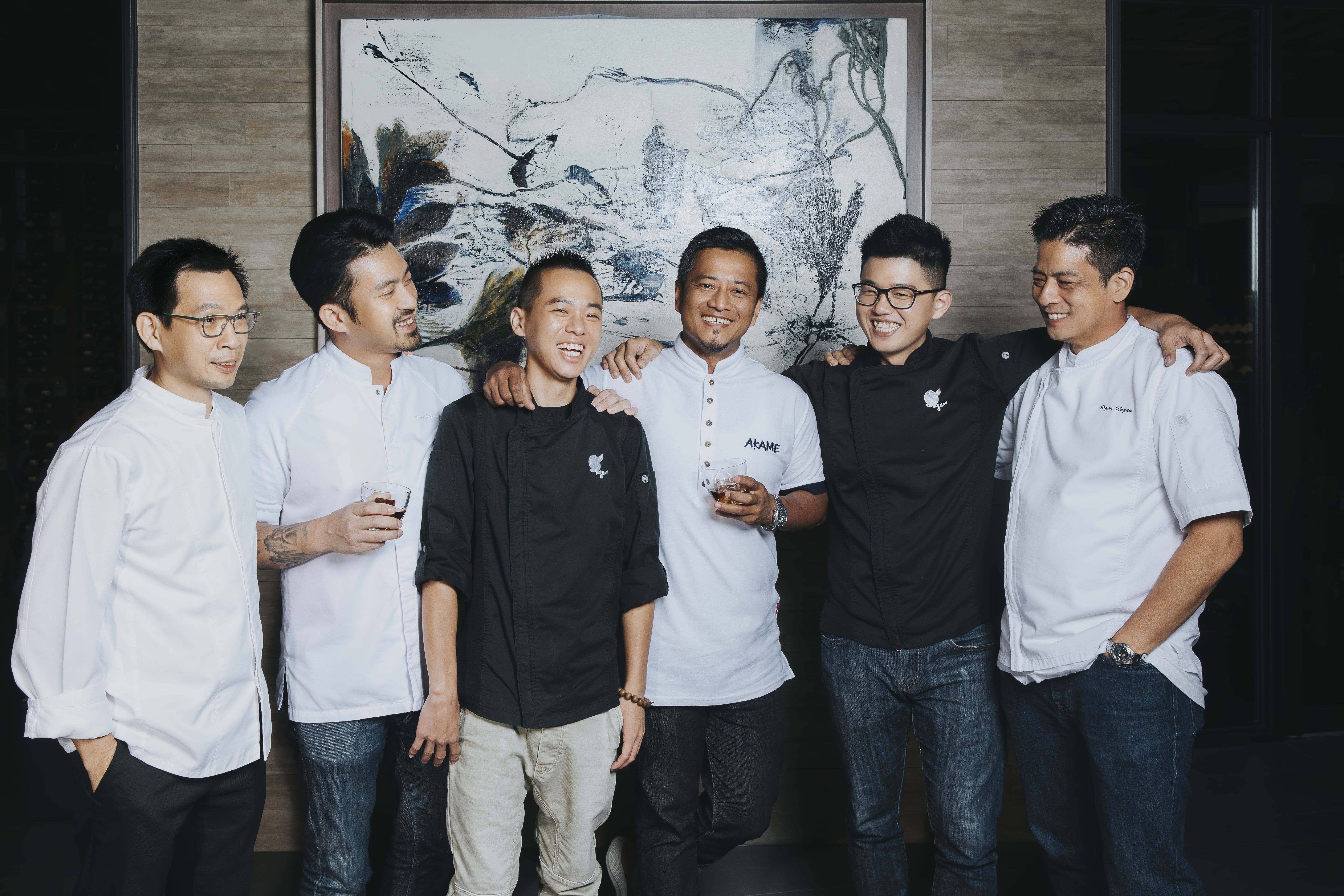 軒尼詩X.O對台灣當時得令的6位主廚拋出戰帖，除了Bryan（右一）、簡天才（左一），接下來應戰的有Longtail主廚林明健（左二）、Hero Restaurant主廚蕭淳元（左三）、AKAME主廚Alex（右三）、Hero Restaurant主廚林凱維（右二）。（軒尼詩提供）