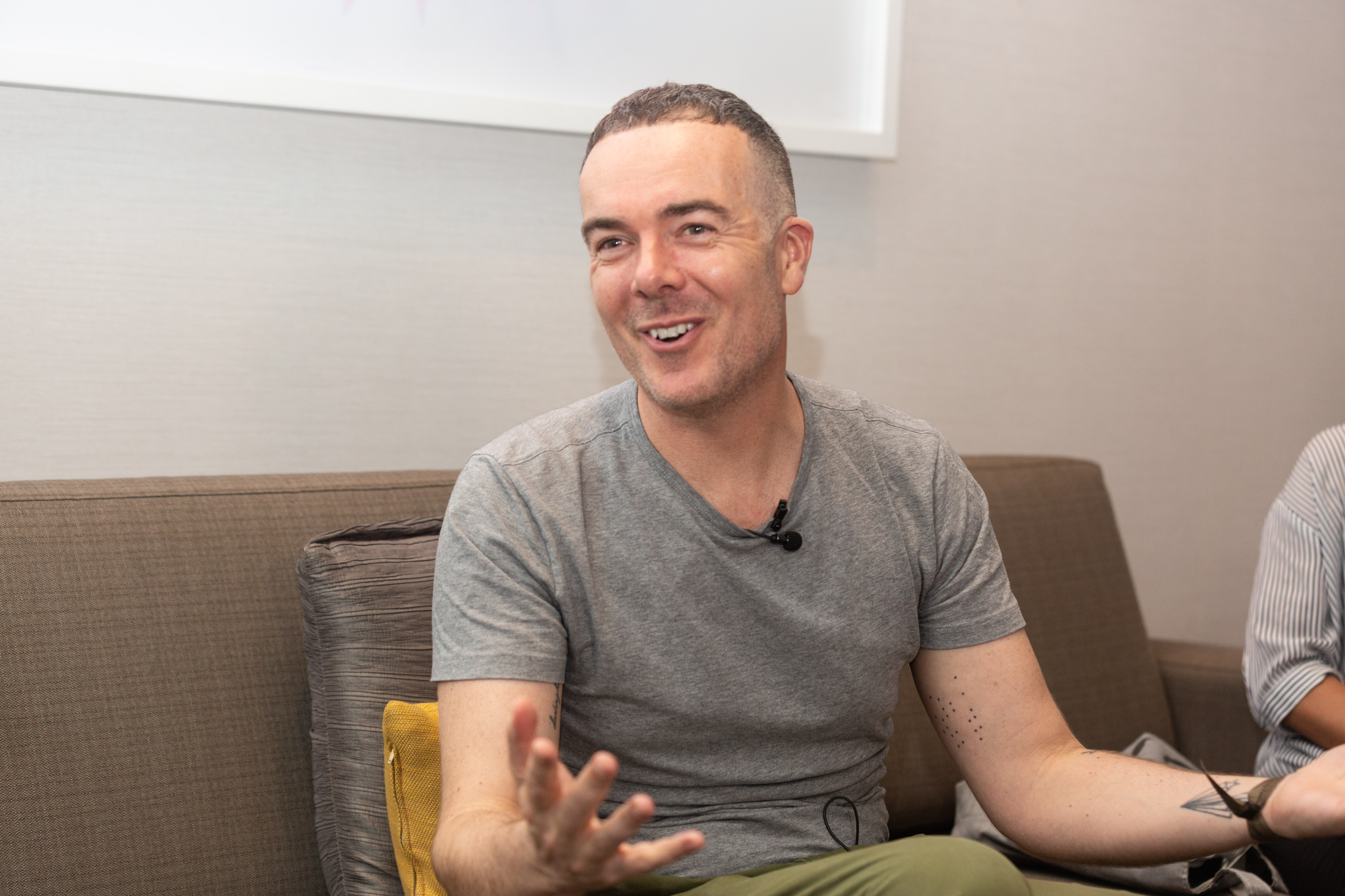 2018冰島音樂節專案經理瓊斯熱愛音樂，一頭栽進相關產業，他鼓勵有志者要累積經驗、多發問。