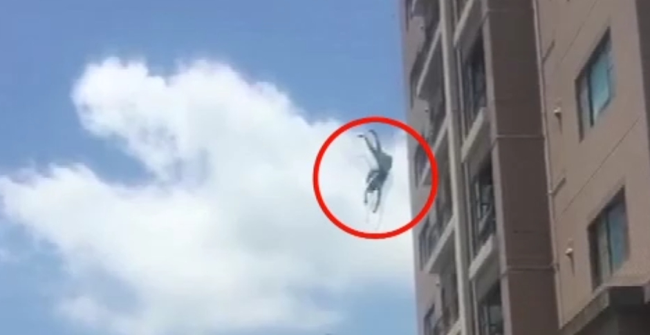 黃女鬧情緒從12樓摔落，被民眾拍下驚悚瞬間。（警方提供）