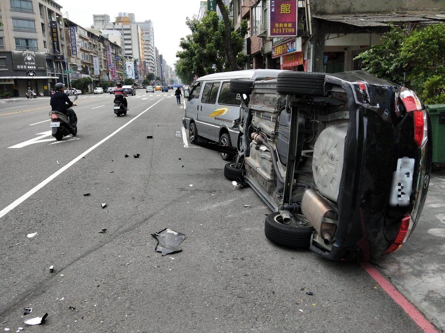 黑車被撞翻，毀損嚴重，車上兩個男子還被對方持球棒毆傷。（警方提供）