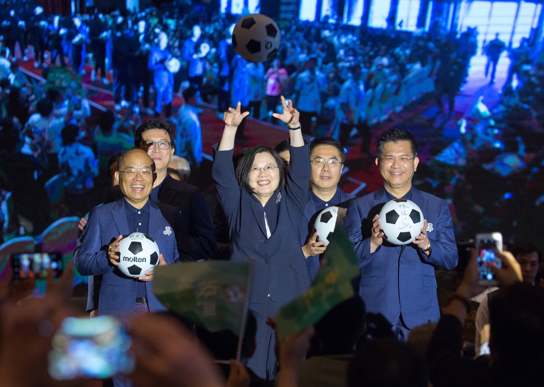 民進黨主席蔡英文率領縣市長參選人拋出簽名足球。