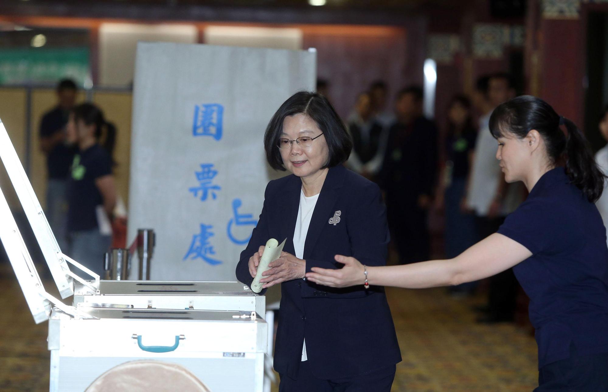 民進黨主席蔡英文在黨職選舉中投票。（台北市攝影記者聯誼會提供）