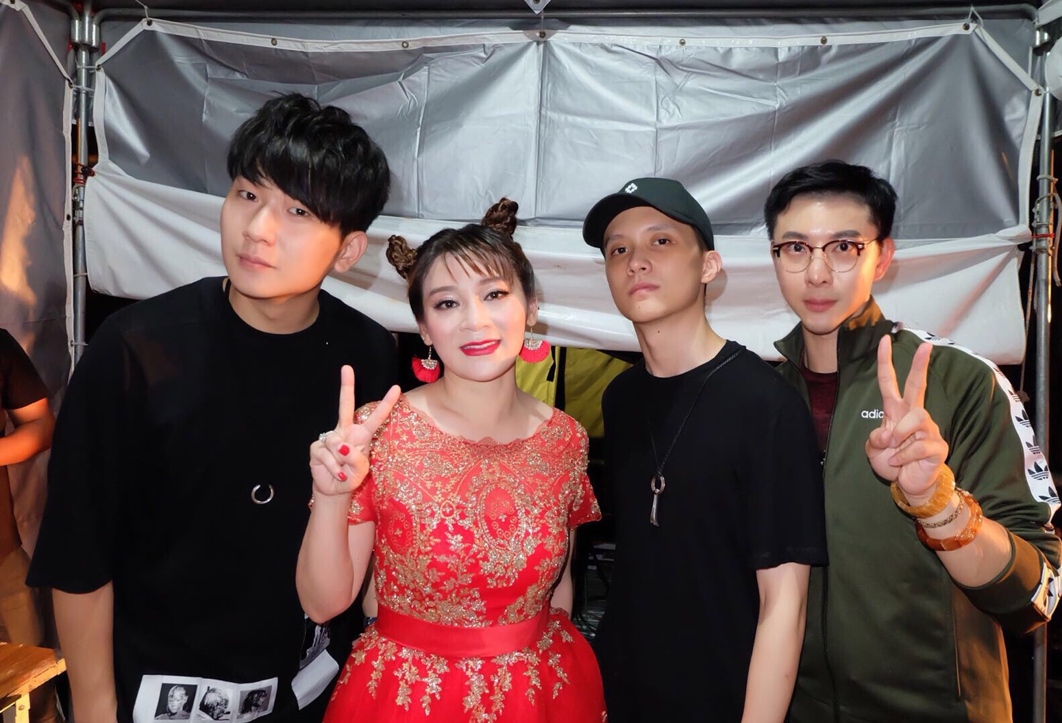 製片人同時也是兩岸大使的陳孝志（右）率領兩位網路紅人紳士痞子的傑恩和IF宣傳正能量網劇《我們的故事》演員現身。（陳孝志提供）