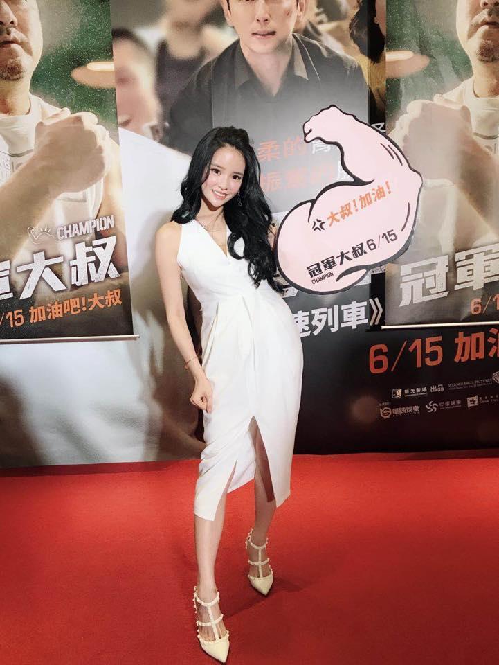 有小李毓芬之稱的「潘潘」，日前推出個人首本寫真集，還把肚子上的傷疤展示出來。（Jennifer潘潘臉書）