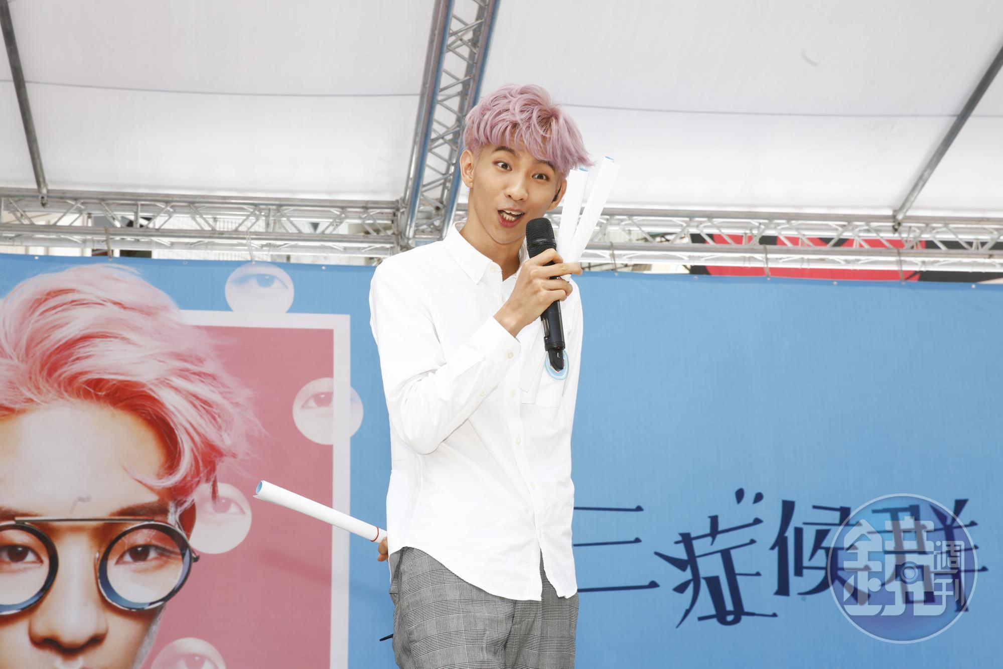 被票選為「台灣最有影響力YouTuber」第一名的小玉坦言第一次舉辦簽唱會心情緊張,很感謝粉絲頂著大太陽到場支持他。